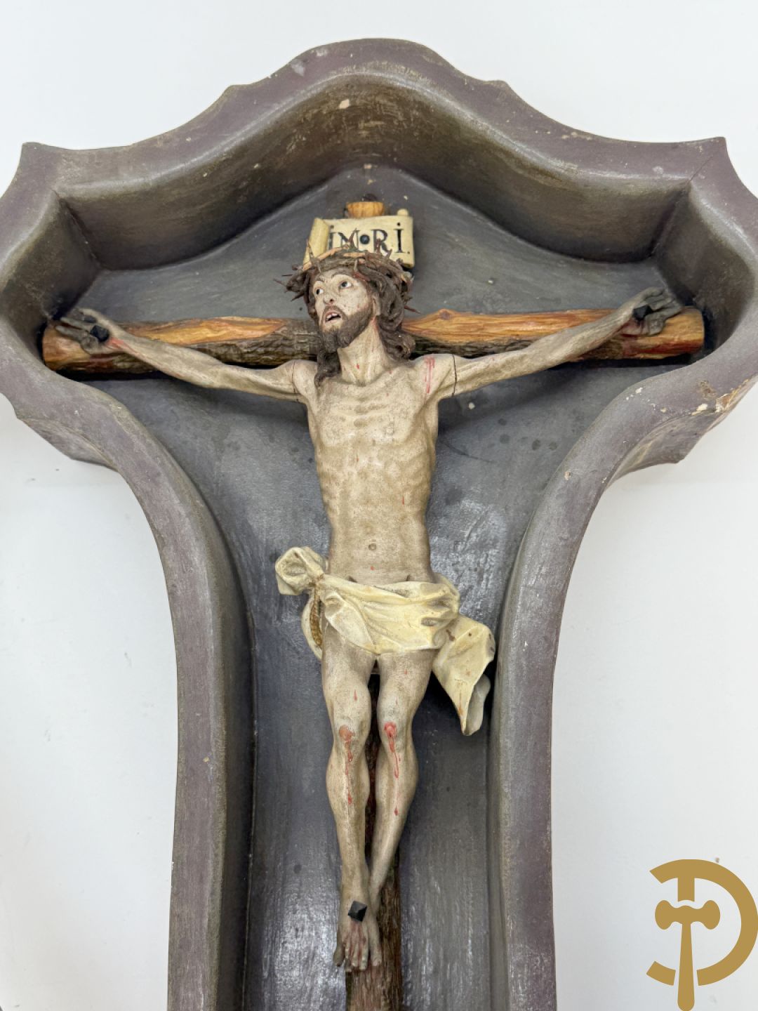 Houtgesculpteerde en gepolychromeerde Christus aan het kruis in openklapbaar gespolychromeerd kastje
