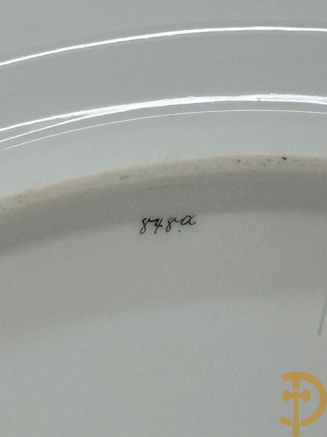 Wit porseleinen servies met vergulde rand en vergulde bloemenmotieven, Meissen, bestaande uit 8 platte borden (2 met schilfer aan rand), 7 diepe borden, 6 dessertborden, saladekom, sauskom en groentenschotel (1 handvat gelijmd)