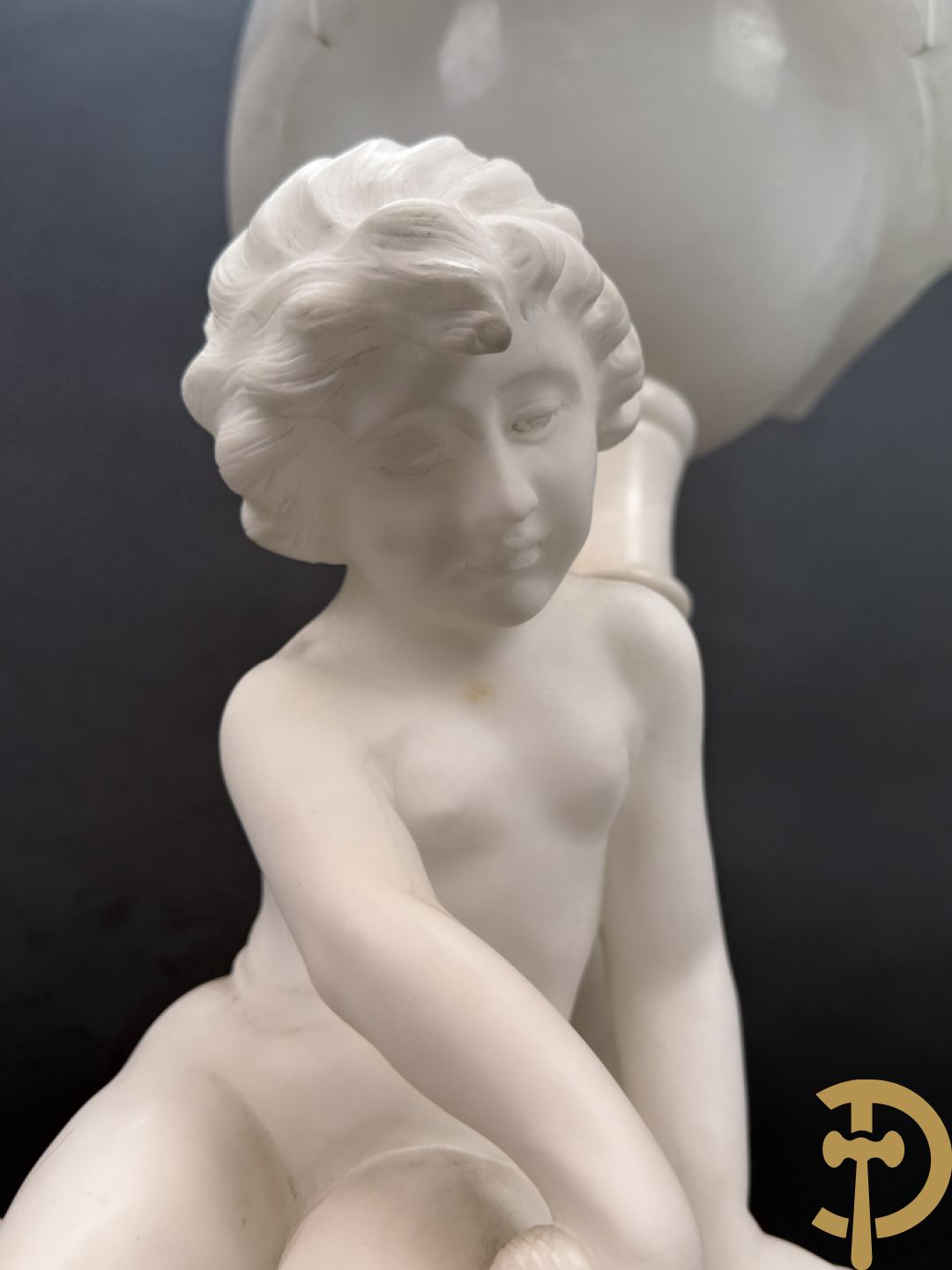 Albast beeld met meisje met poes en lamp