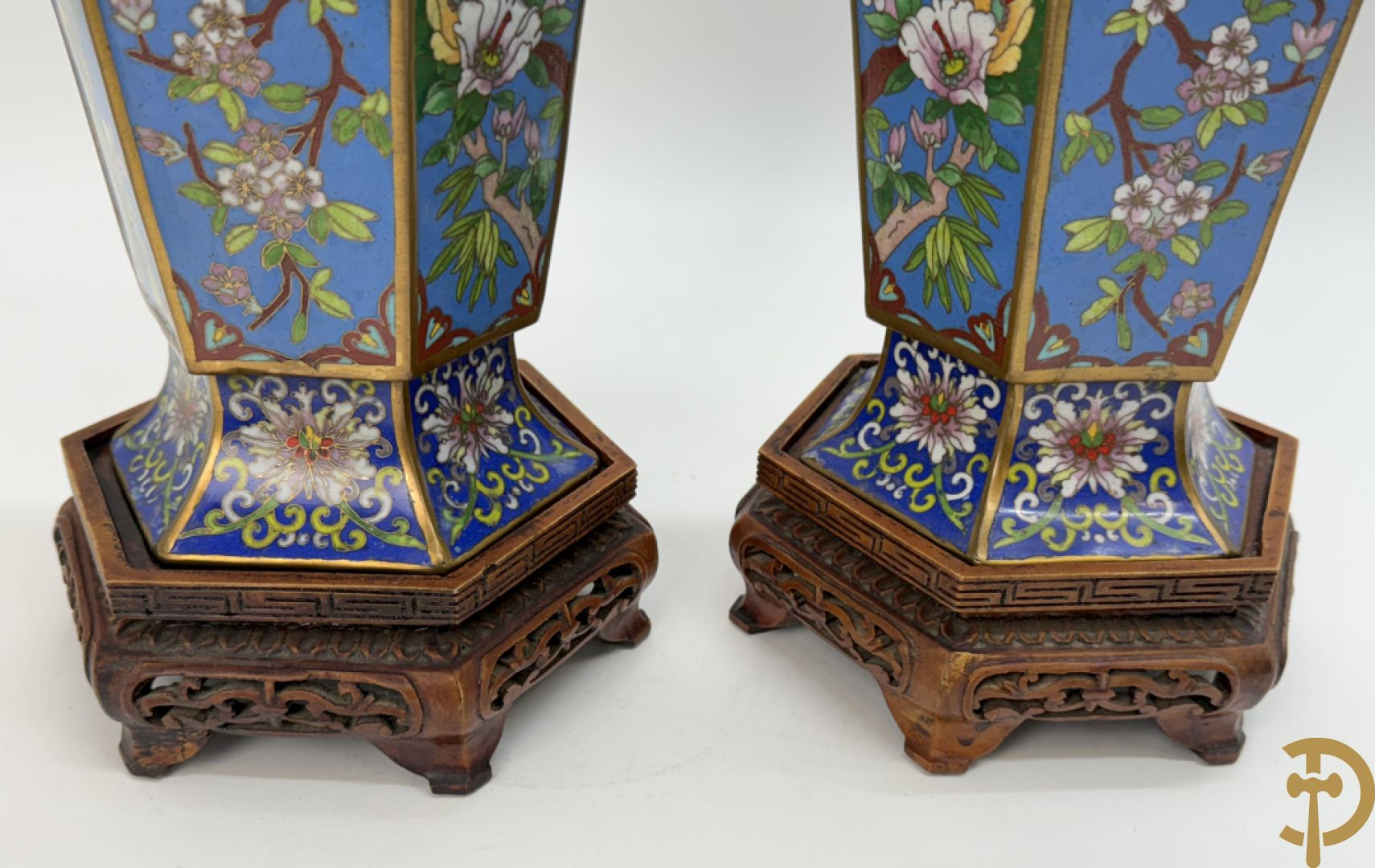 Paar zeshoekige cloisonévazen met bloemen en vogeldecor - op houten sokkels