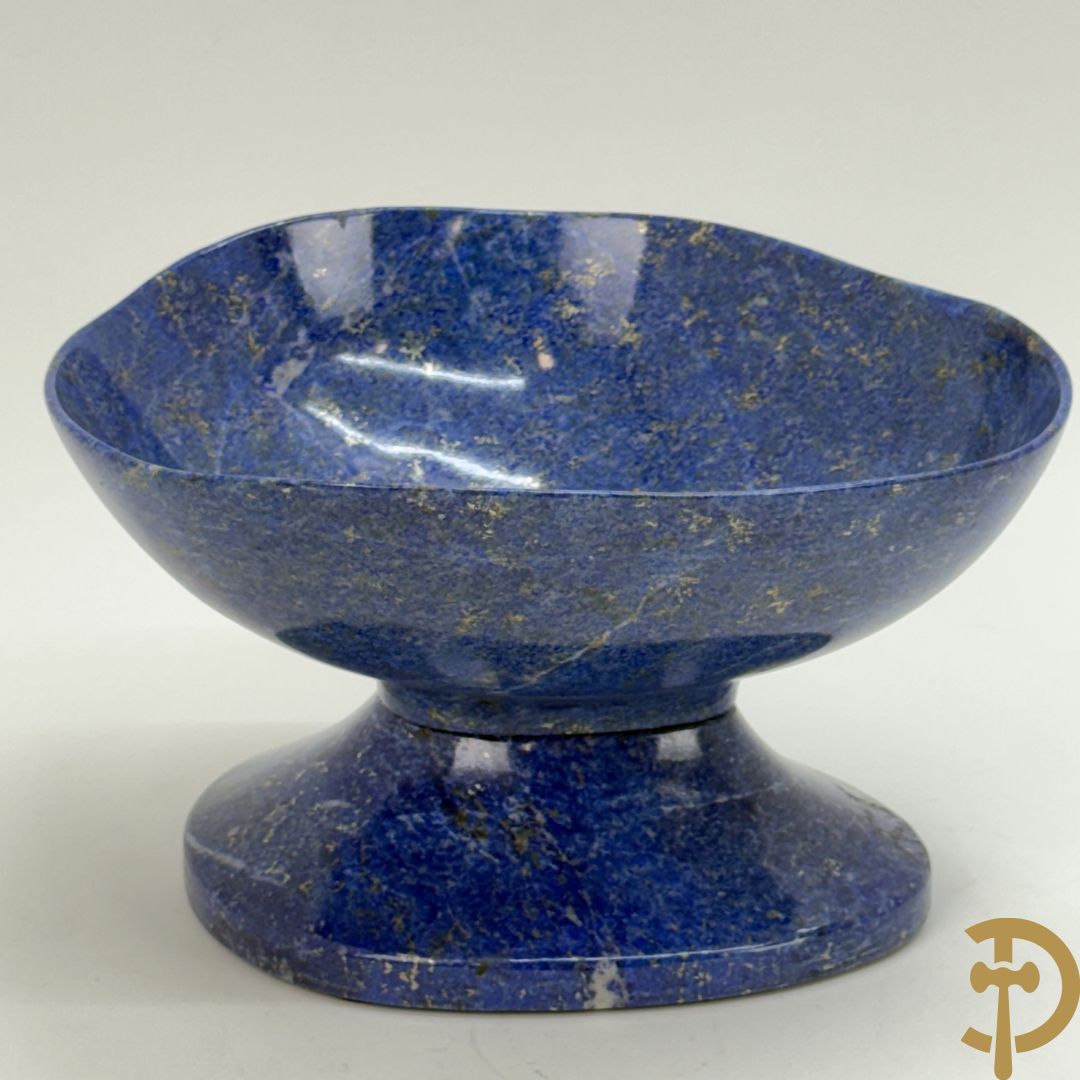 Wolf Helmut (getekend onderaan) twee ledige gepolierde schaal/bowl op voet van halfedelgesteente lapis lazuli met golvende rand onder getekend WOLF H. (Steinbildhauer, Edelsteingestalter, aus Kirschweiler, Idar-Oberstein) - (nieuwprijs 20.000 €)