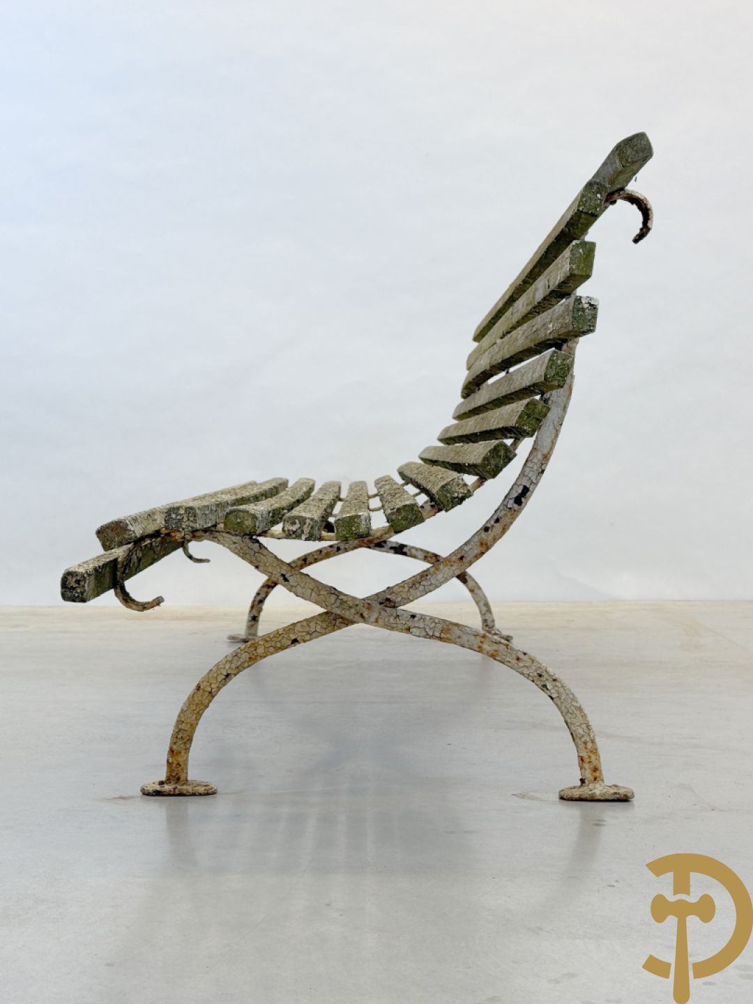 Tuinbank met houten latjes op ijzeren chassis