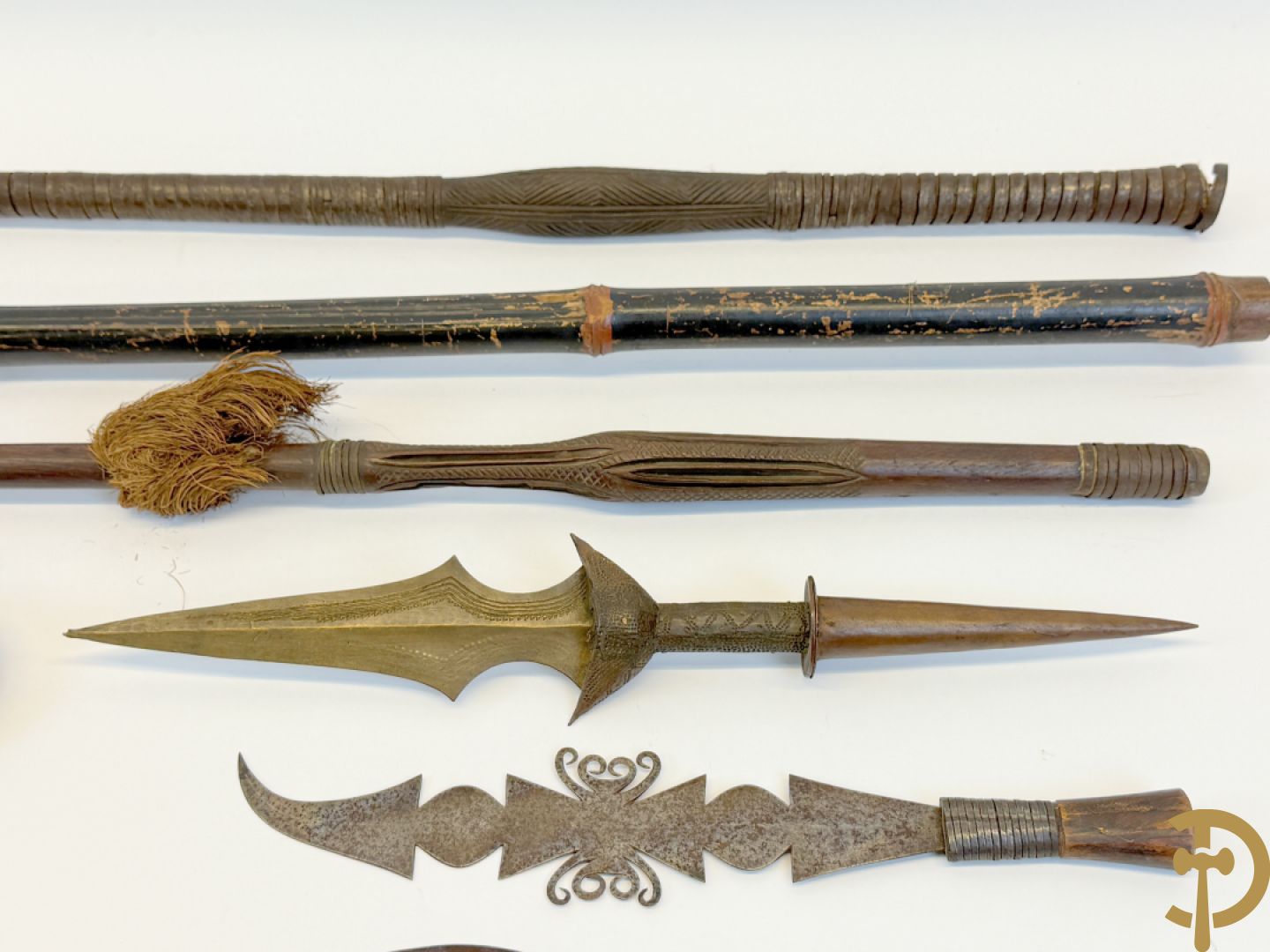 Zes Afrikaanse machetes, 4 speren, bronzen ruilmiddel en 2 bronzen armbanden