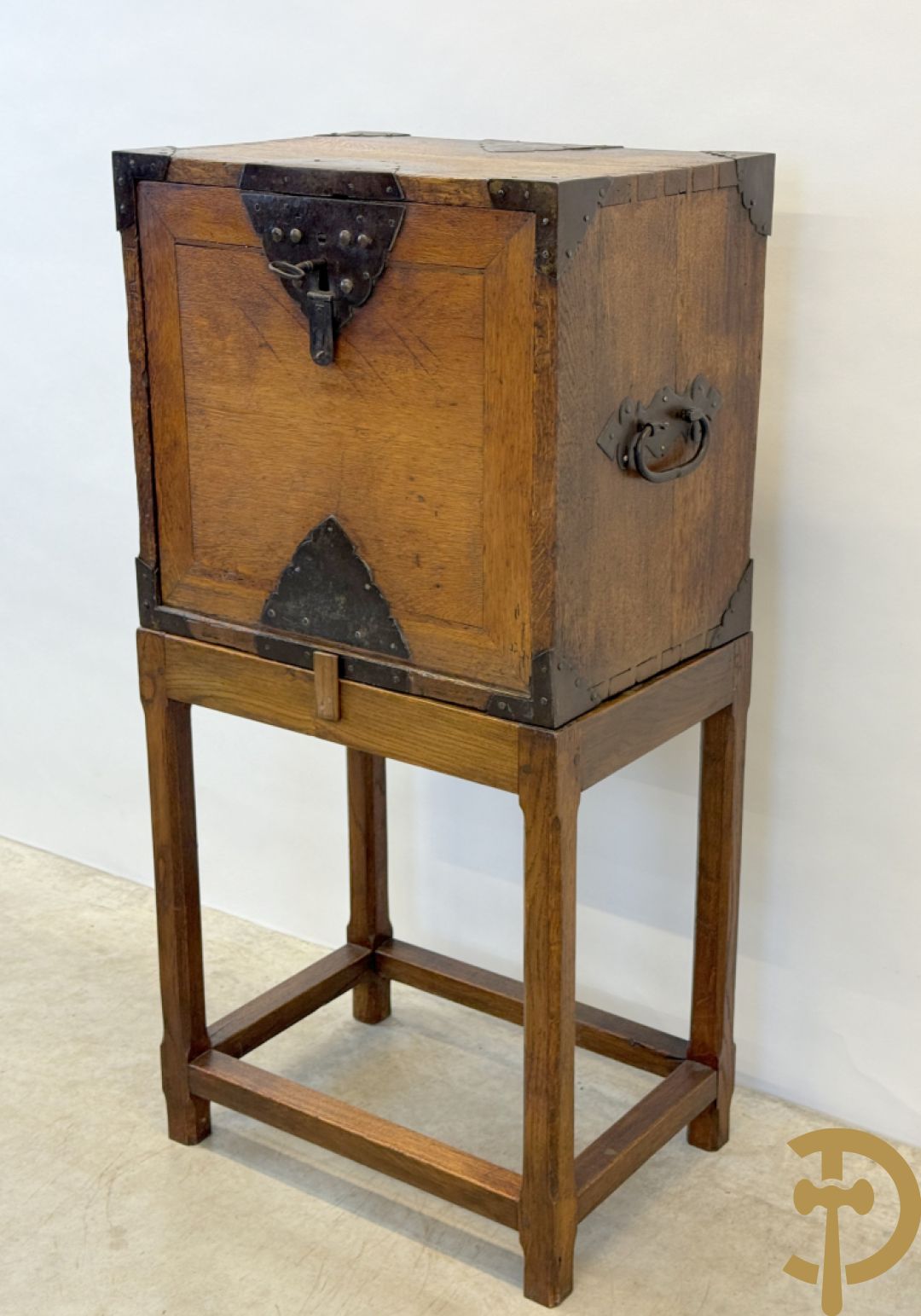 Massief eiken klapsecretaire op onderstel - interieur met lades en zijdelings met handvaten