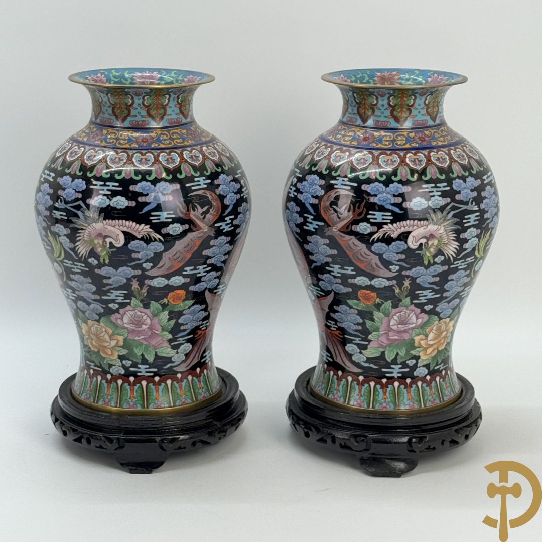 Paar cloisonévazen met bloemen en vogeldecor op zwarte fond - op houten sokkel