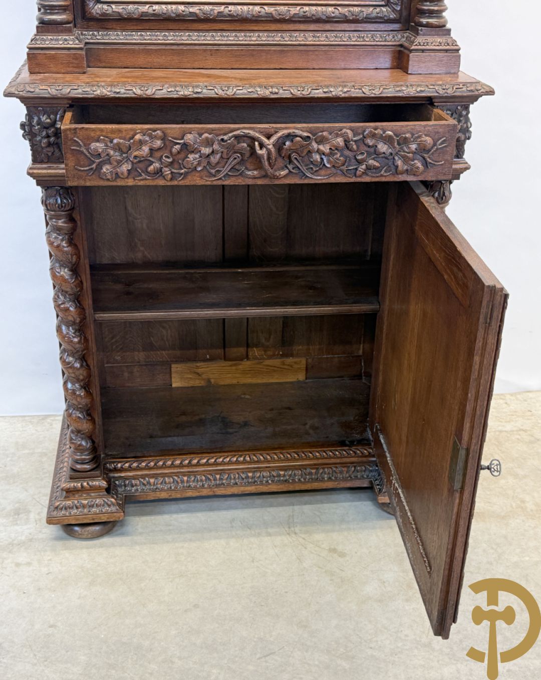 Massief eiken jacht deux-corps, bovenaan met vitrine, zijdelings met getorste zuilen, onderaan met sculptuur van everzwijn en eikebladranken