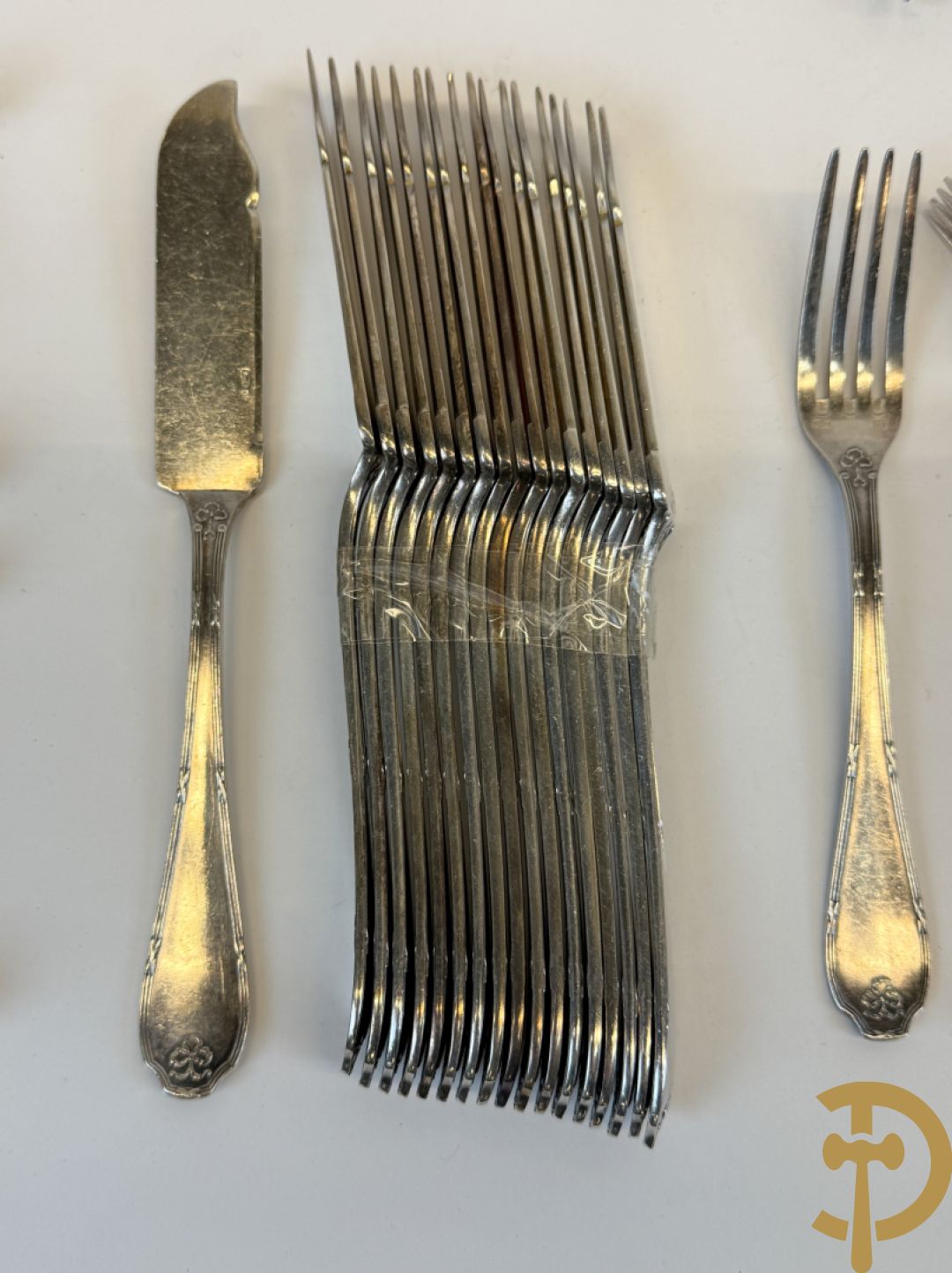 Verzilverd bestek Wiskemann met Louis XVI motieven+ verzilverde groentenkom Wiskemann