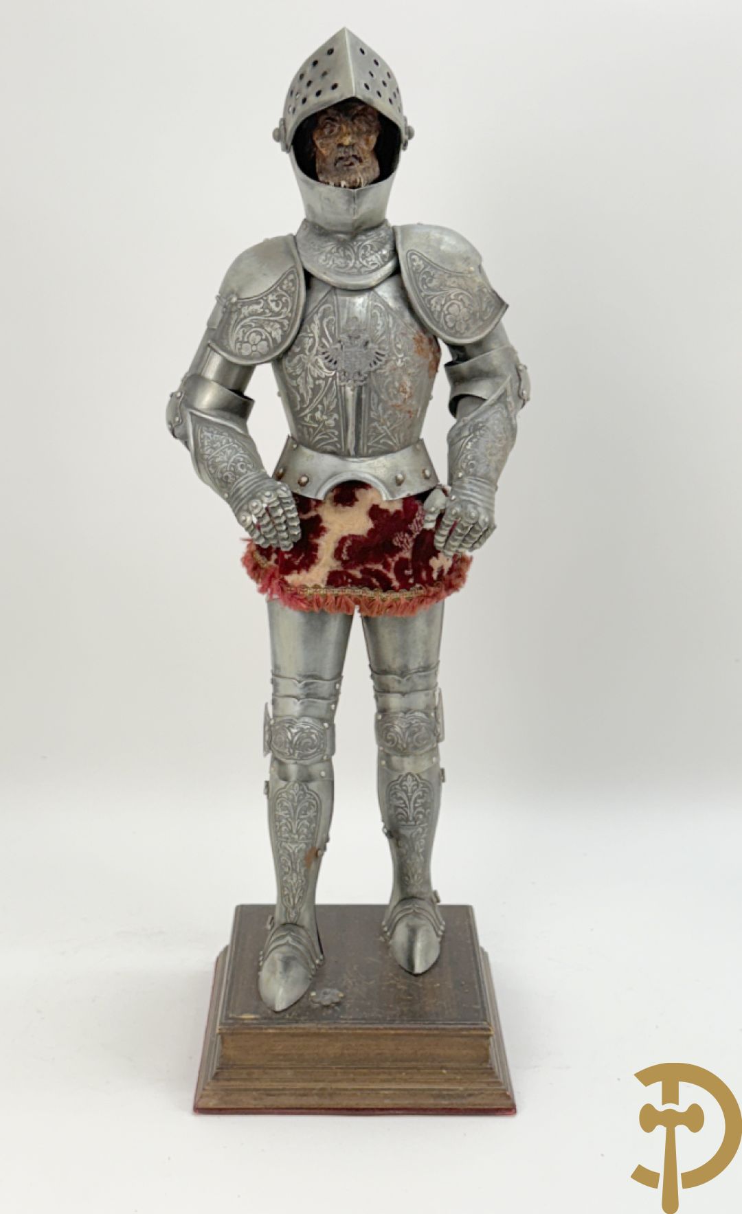 Miniatuur harnas met terra cotta hoofdje in helm op houten voet