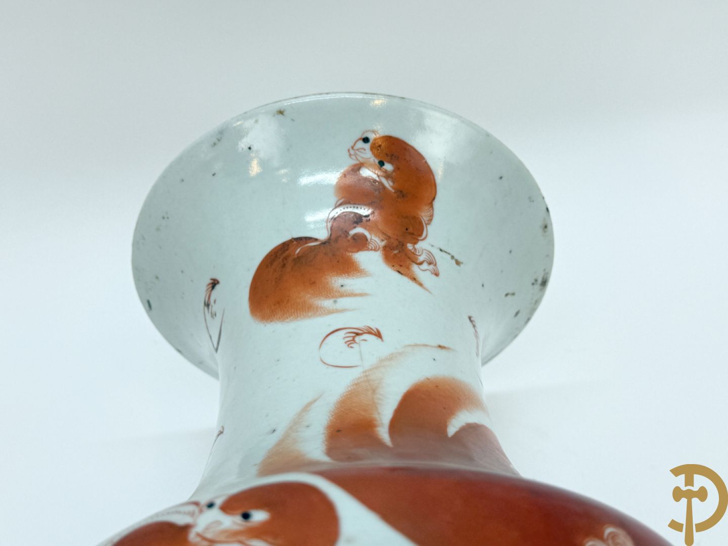 Chinese porseleinen vaas met decor van fo honden + Dekselpotiche in Chinees porselein met geanimeerd decor van dames in landschap