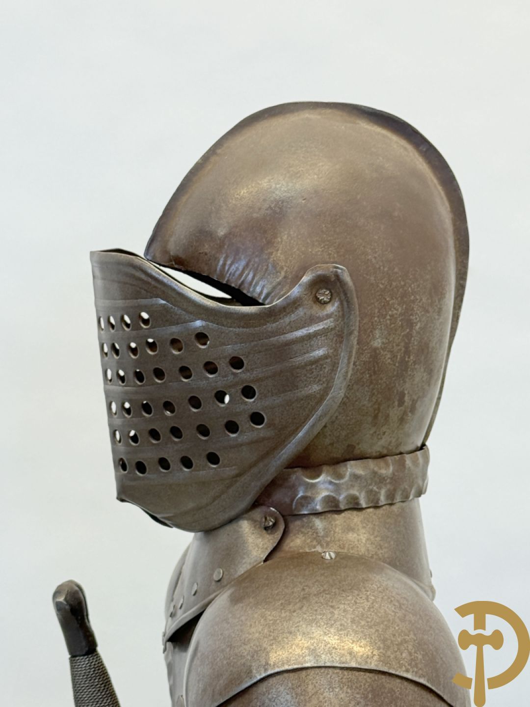 Decoratief plaatstalen ridderharnas met zwaard op marmeren voet