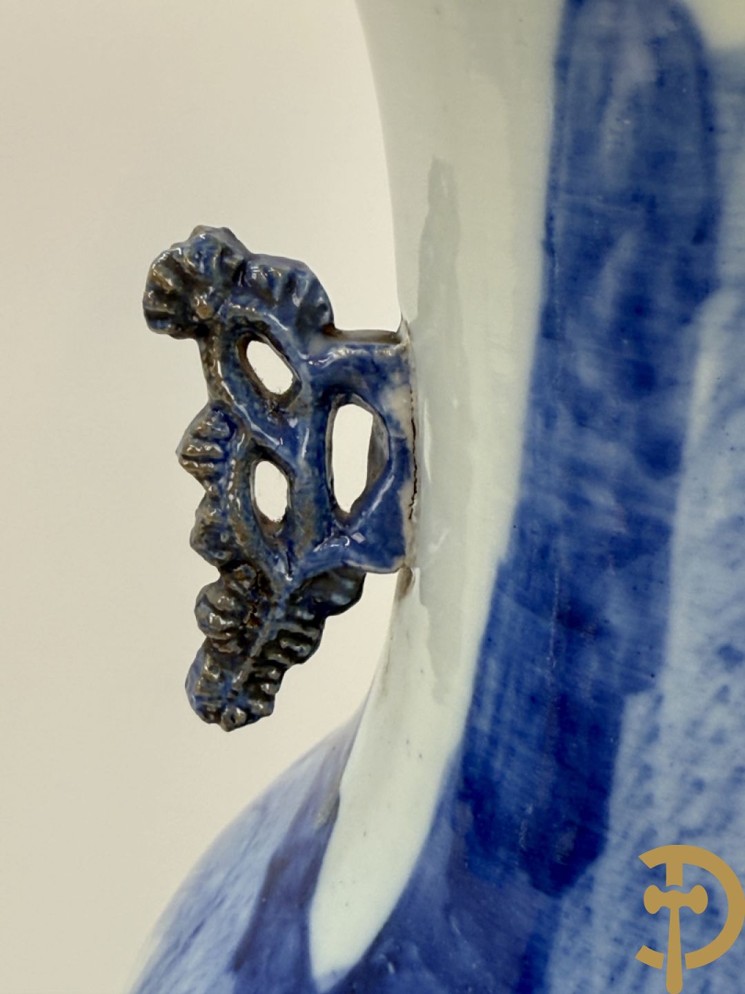 Paar Chinese blauw/wit vazen met geanimeerd huizendecor