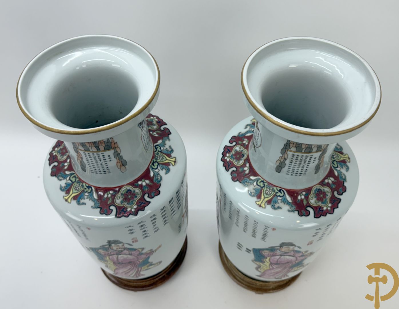 Paar porseleinen Chinese vazen met decor van personages en Chinese tekens, handgekleurd