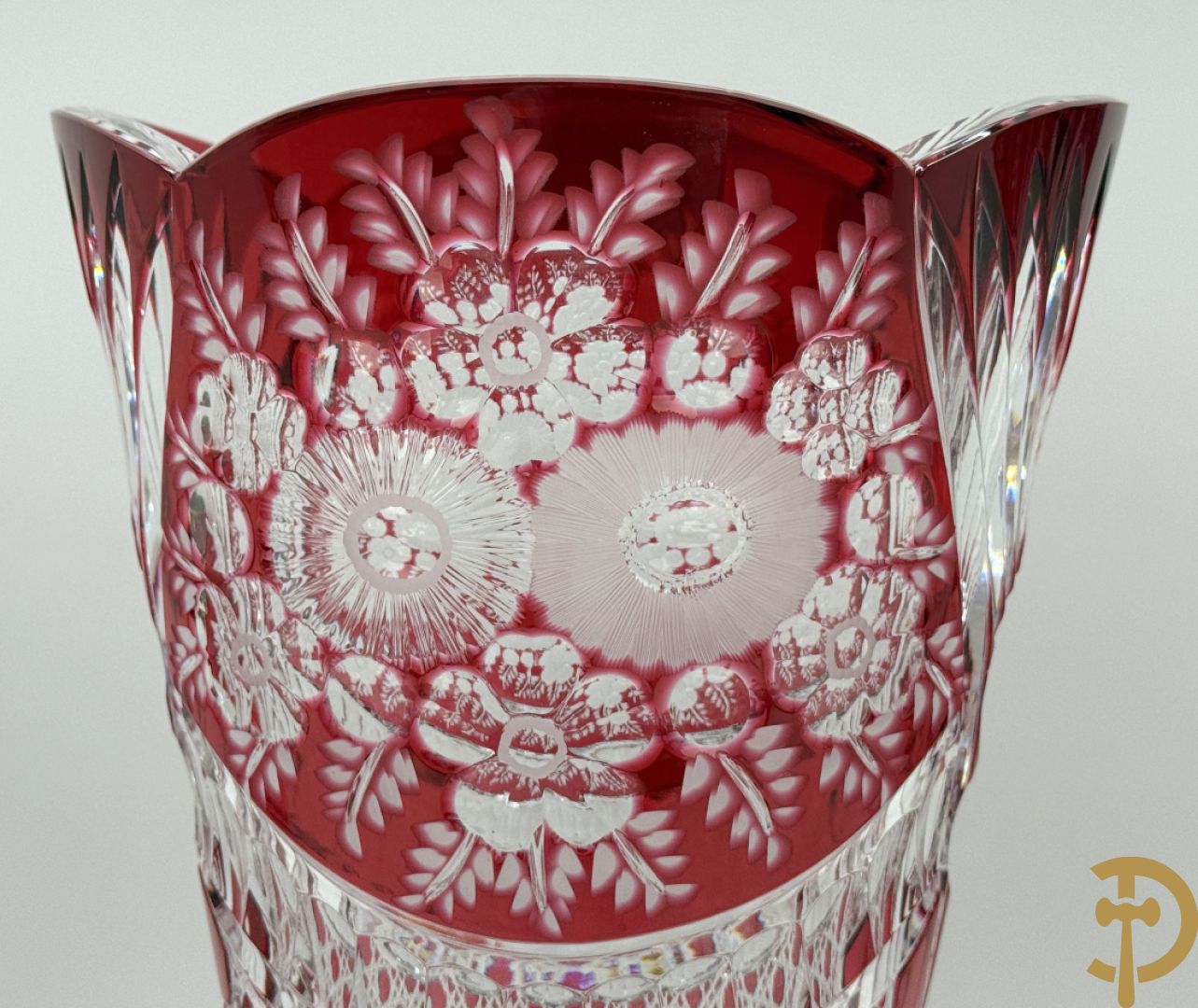 Paar rood kristallen geslepen Boheemse vazen met bloemendecor