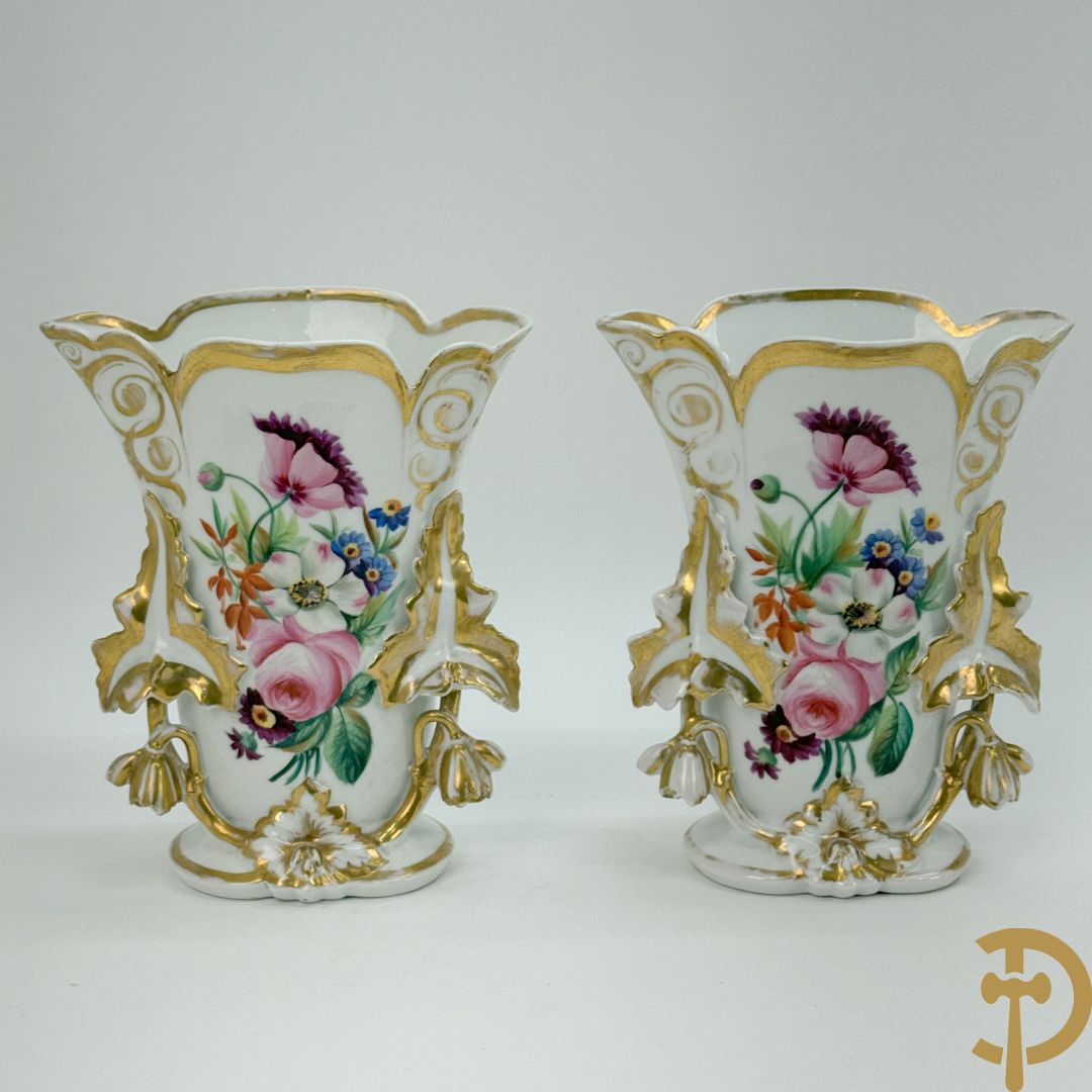 Paar porseleinen Vieux Paris vazen met bloementaferelen