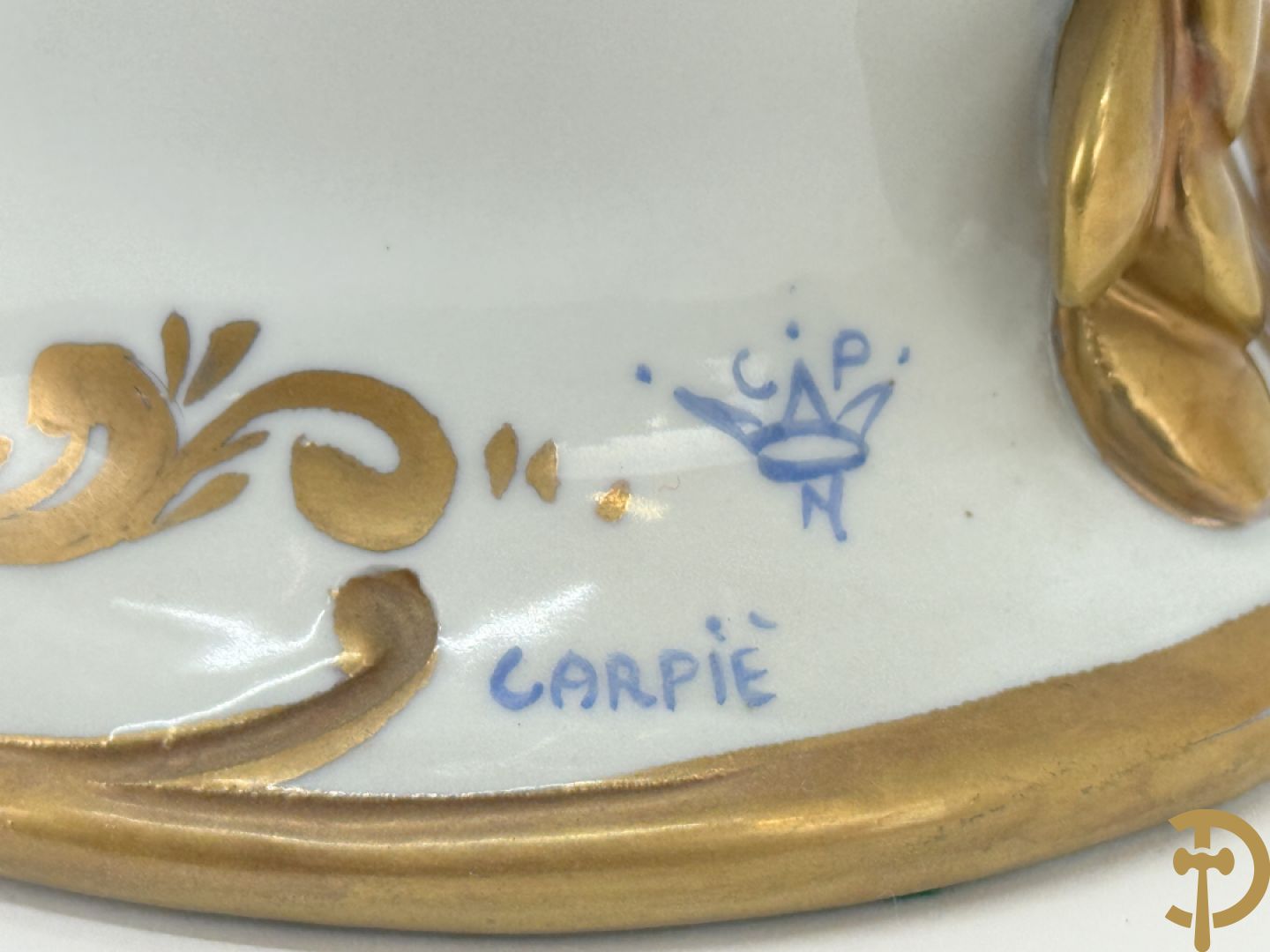 Paar porseleinen cornetvazen met bloemendecor, deels verguld, gemerkt Capo di Monte