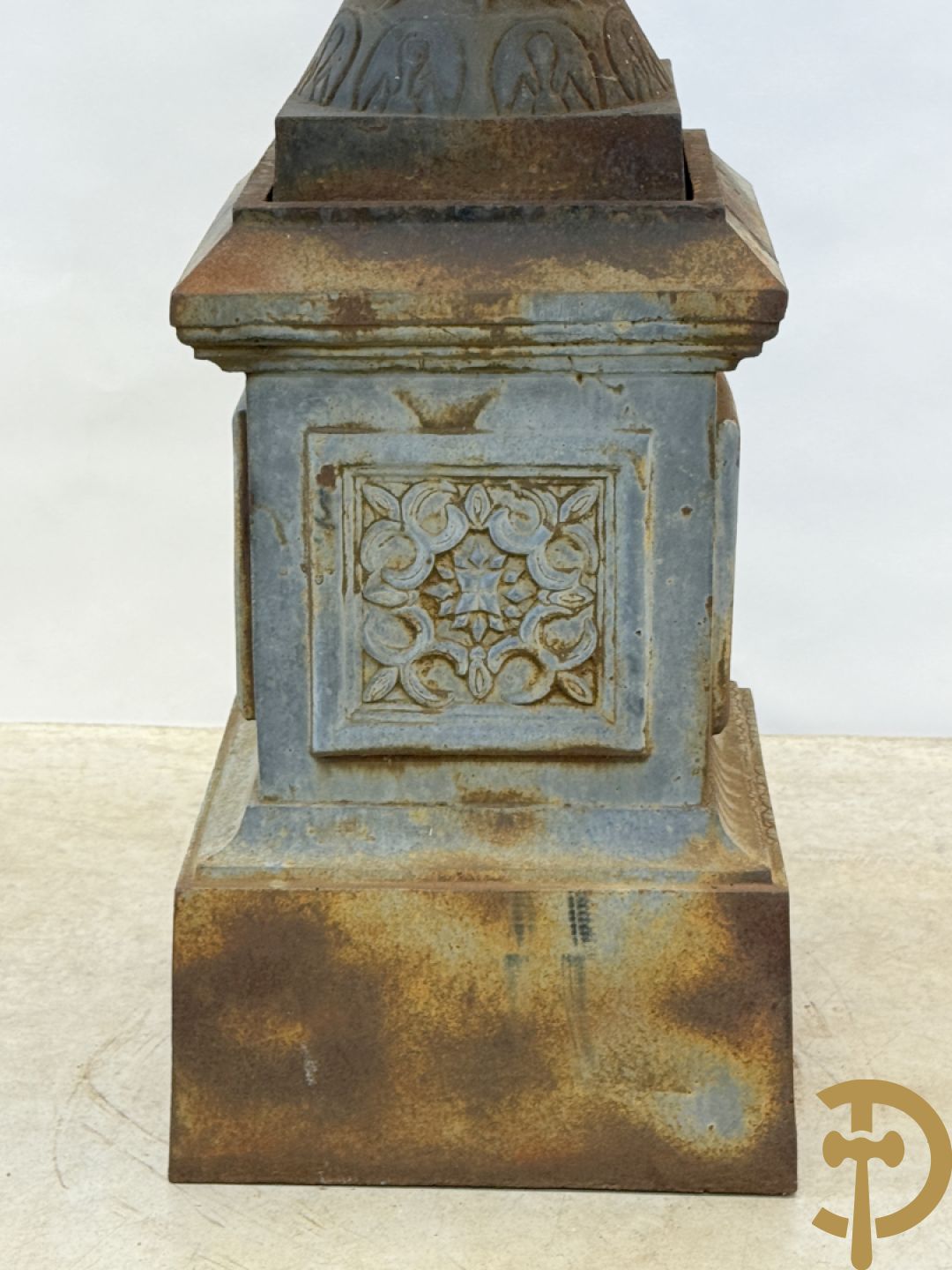 Gietijzeren amfoor met 2 oren op sokkel