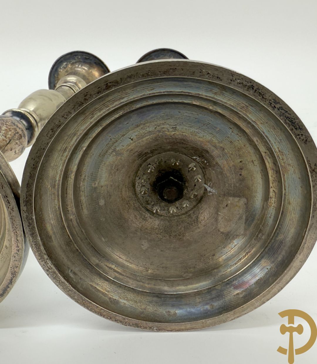 Paar antieke koperen kandelaars + paar metalen  zilverkleurige ballusterkandelaars