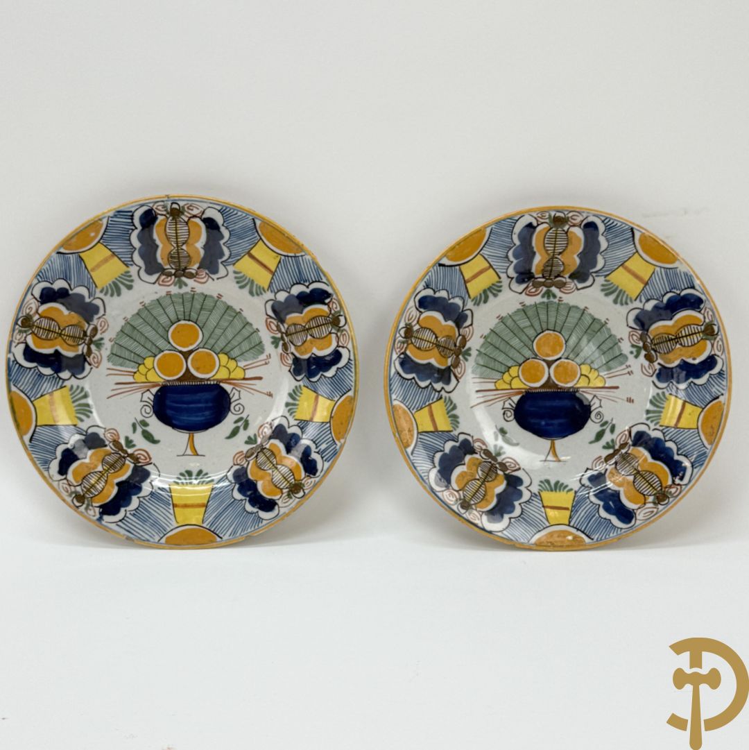 Paar Delftse meerkleurige pauwenstaartbordjes, achteraan gemerkt