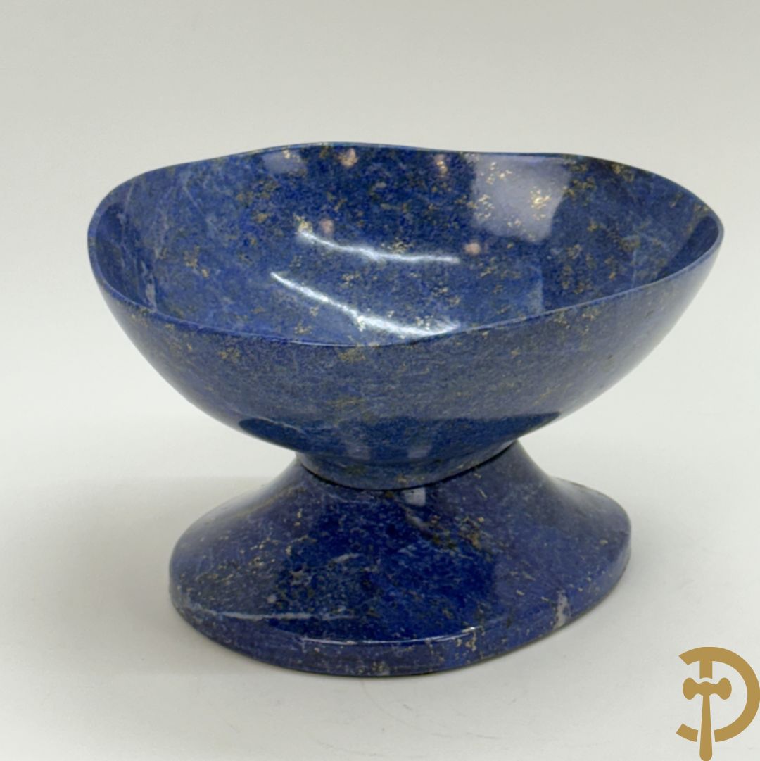 Wolf Helmut (getekend onderaan) twee ledige gepolierde schaal/bowl op voet van halfedelgesteente lapis lazuli met golvende rand onder getekend WOLF H. (Steinbildhauer, Edelsteingestalter, aus Kirschweiler, Idar-Oberstein) - (nieuwprijs 20.000 €)