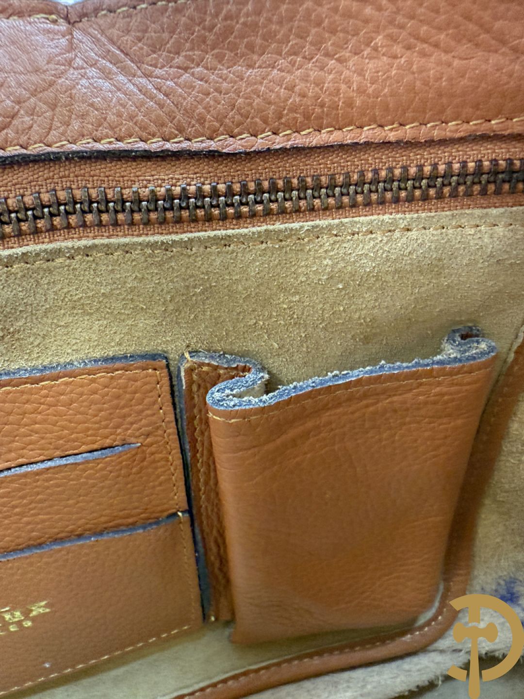 Schoudertas Delvaux met koperen boekel, model Trotteur