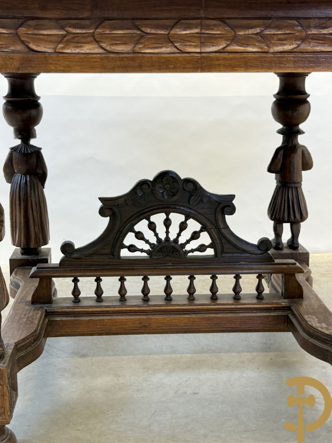 Massief eiken Bretoense eetkamer bestaande uit buffet met 3 deuren boven, 2 deuren onder, lades midden en gesculpteerde geanimeerde scènes + desserte + uittrekbare tafel + 6 stoelen + extra allonge