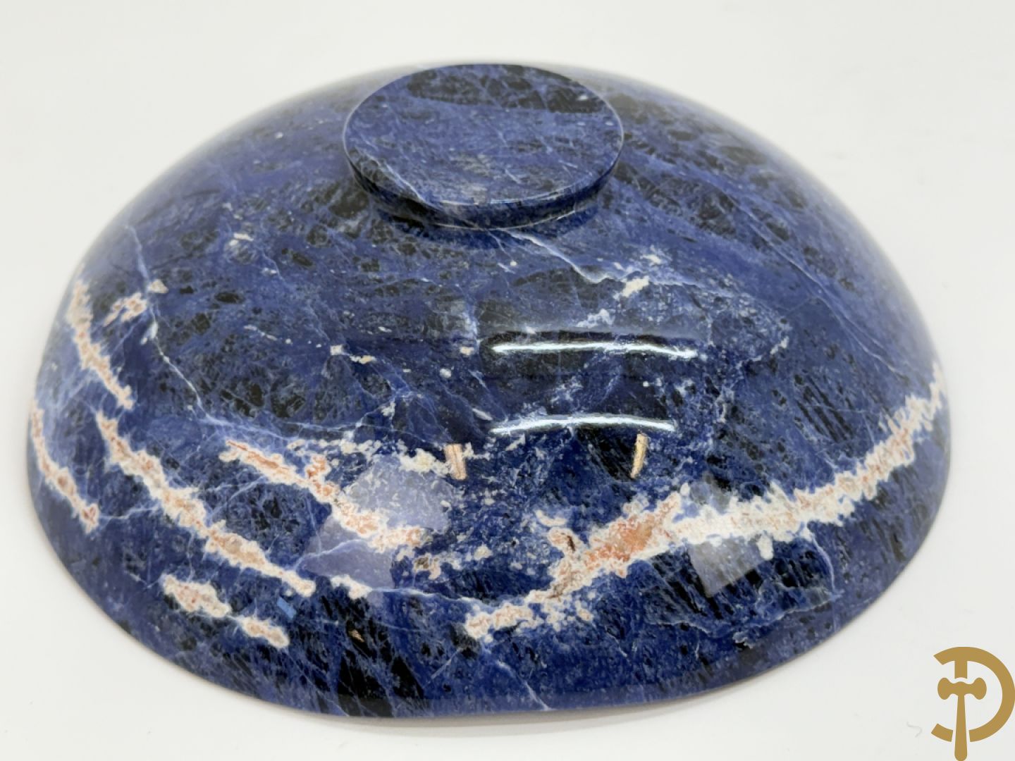 Wolf Helmut (getekend onderaan) Gepolierde schaal/bowl van blauw/wit sodaliet met golvende rand onder getekend WOLF H. (Steinbildhauer, Edelsteingestalter, aus Kirschweiler, Idar-Oberstein),