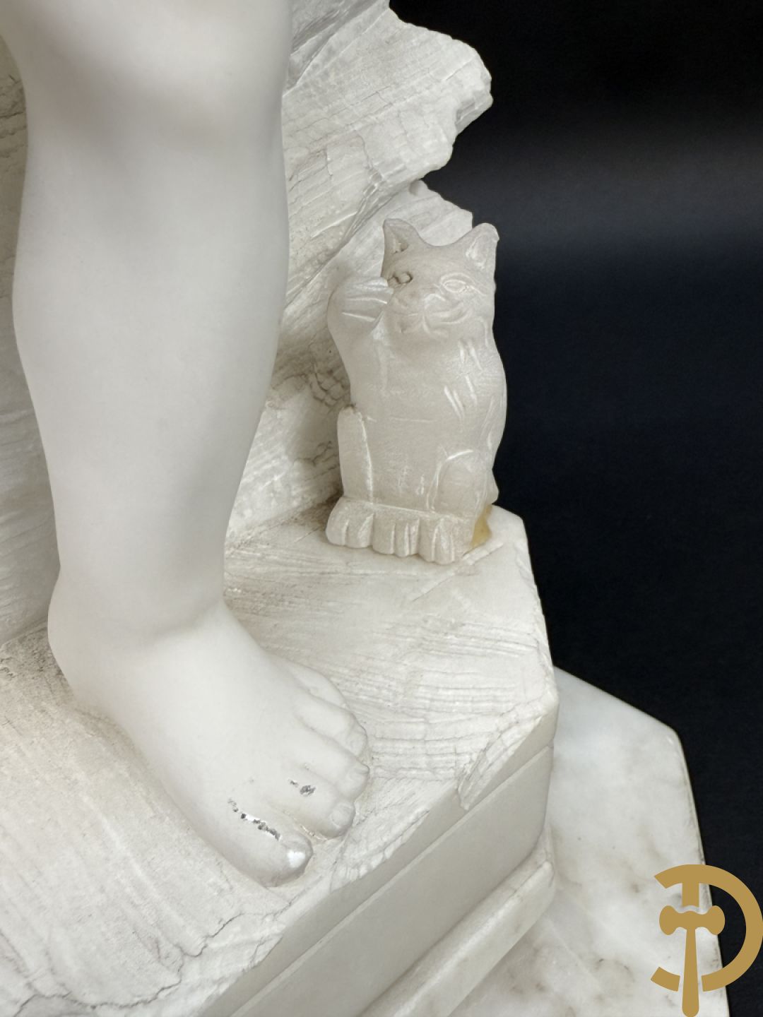 Albast beeld met meisje met poes en lamp