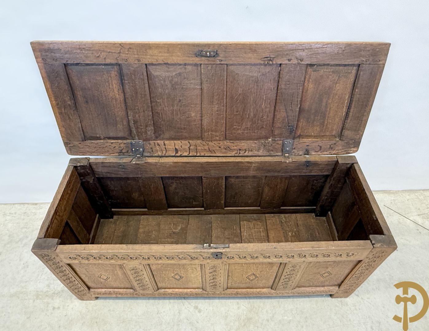 Massief eiken Engelse gesculpteerde panelenkoffer