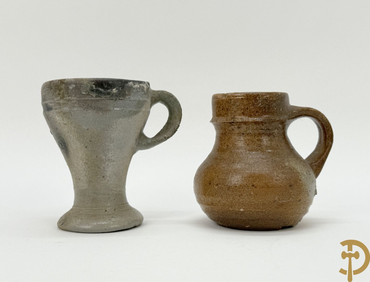 Vijf aardewerken Raeren kruiken + schaaltje