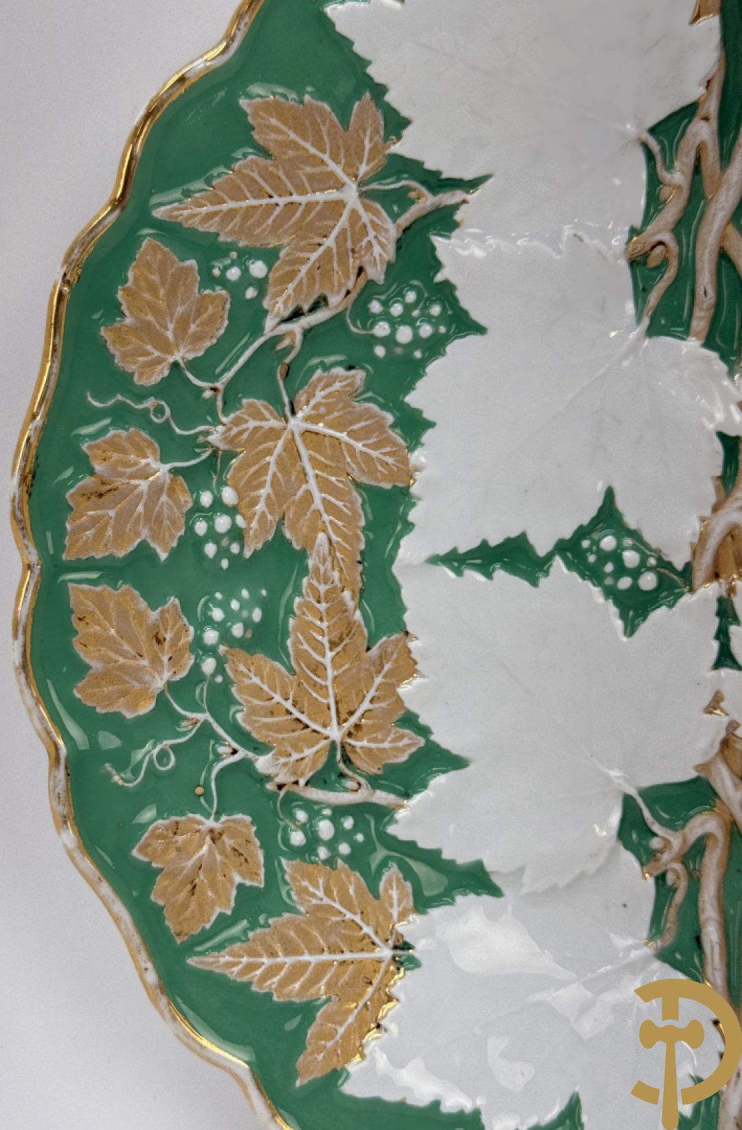 Porseleinen sierbord met bladdecor, Meissen, 19e
