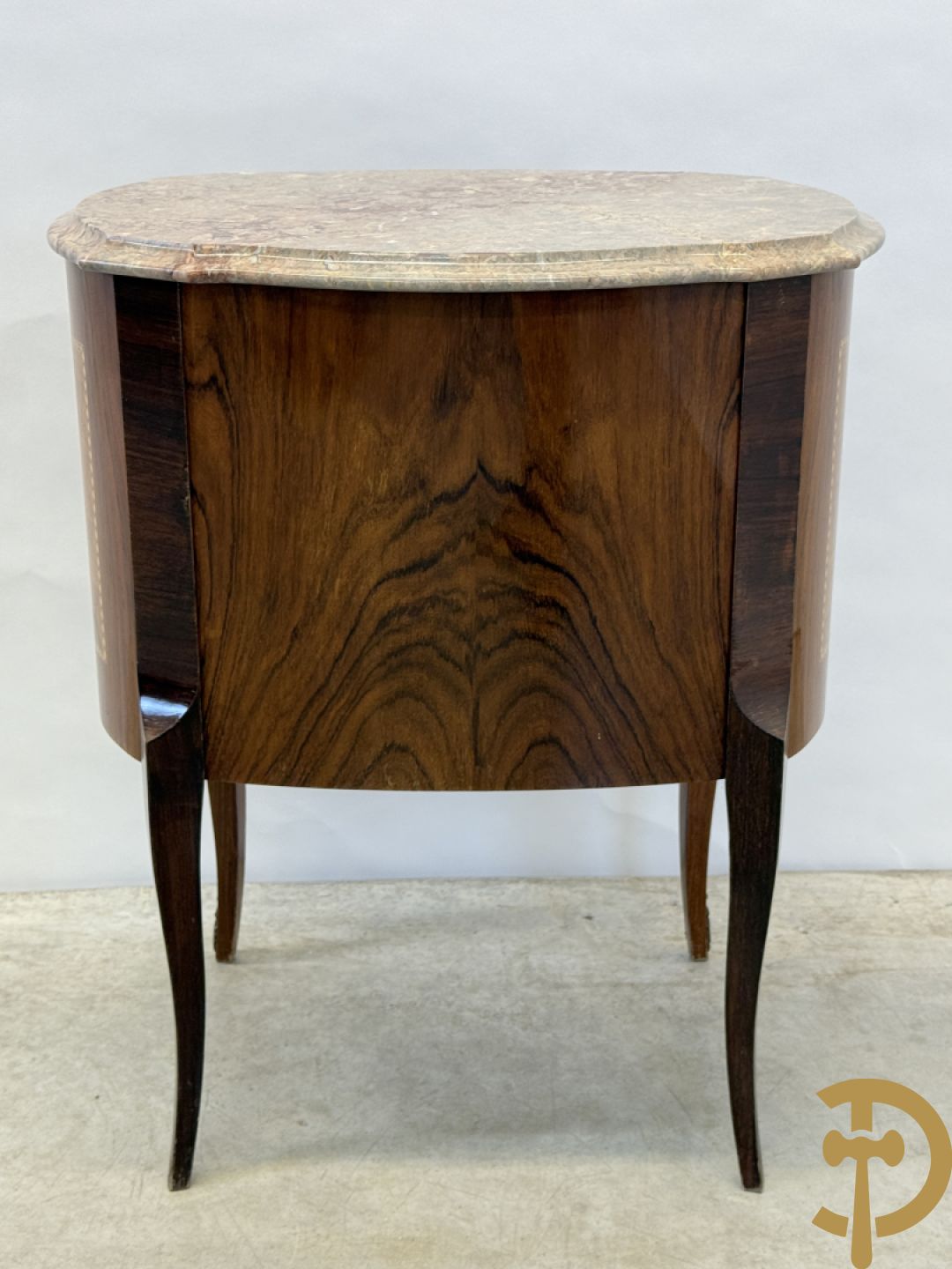 Notelaren geparketteerd tweeladenkastje met bronsbeslag, bovenaan bezet met marmeren blad