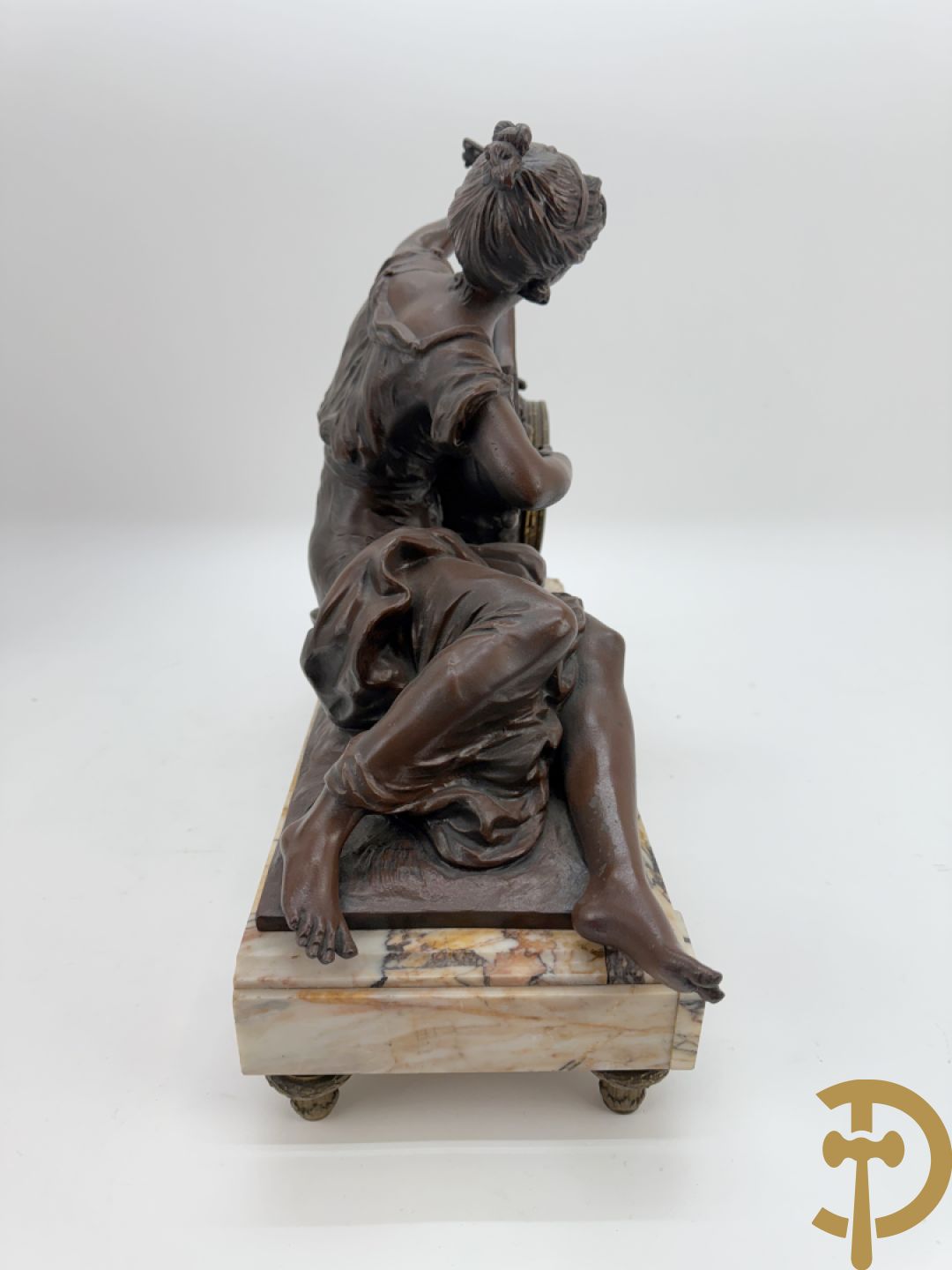 Driedelige zamak garnituur bestaande uit pendule 