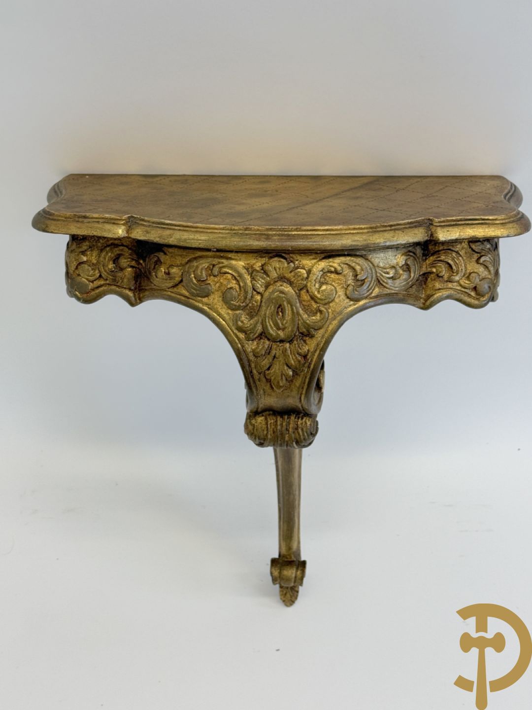 Vergulde spiegel met rocaillemotieven + console