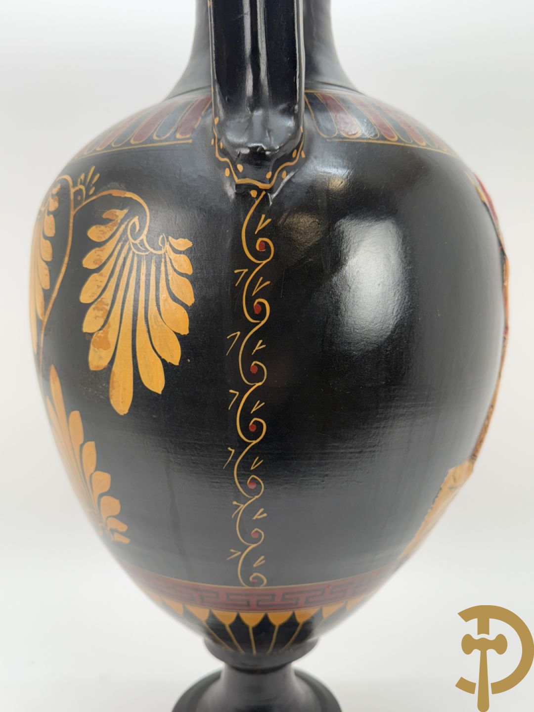 Amfoorvormige vaas in terra cotta met voorstellingen uit de Klassieke oudheid, Griekse stijl