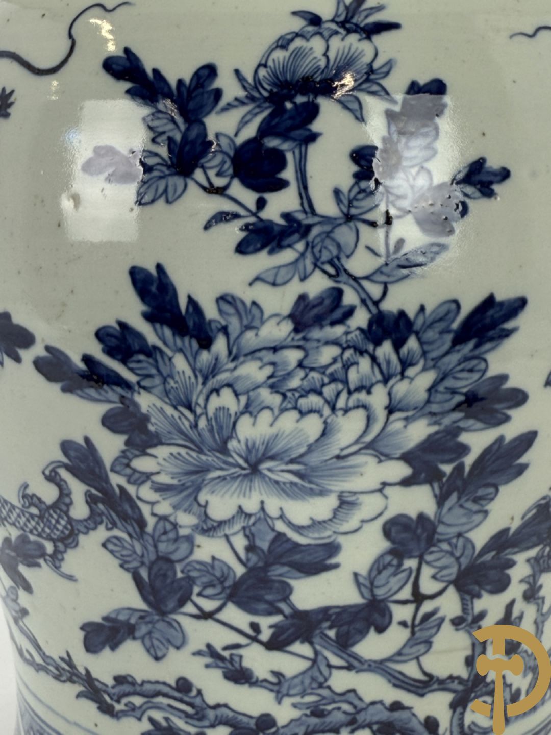 Paar Chinese blauw/witte porseleinen dekselvazen gedecoreerd met draken en bloemenmotieven, als lampadaire omgebouwd