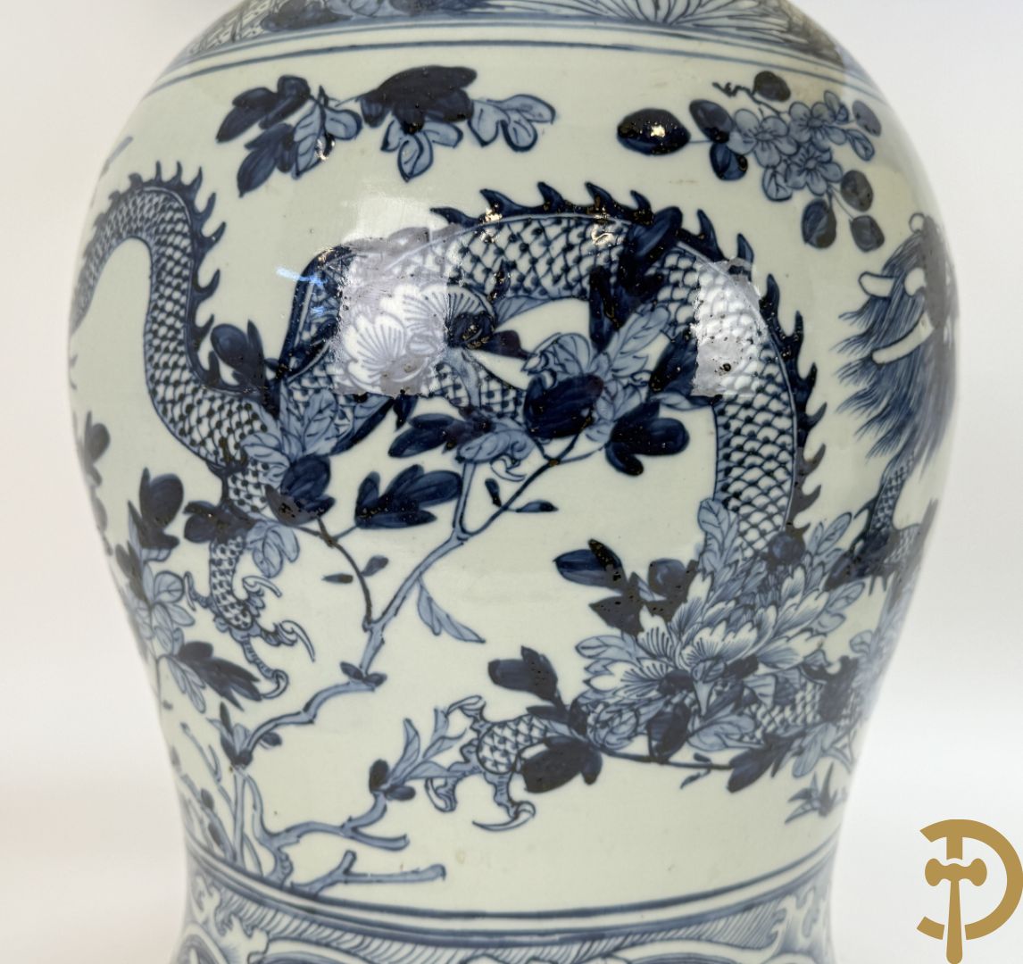 Paar Chinese blauw/witte porseleinen dekselvazen gedecoreerd met draken en bloemenmotieven, als lampadaire omgebouwd