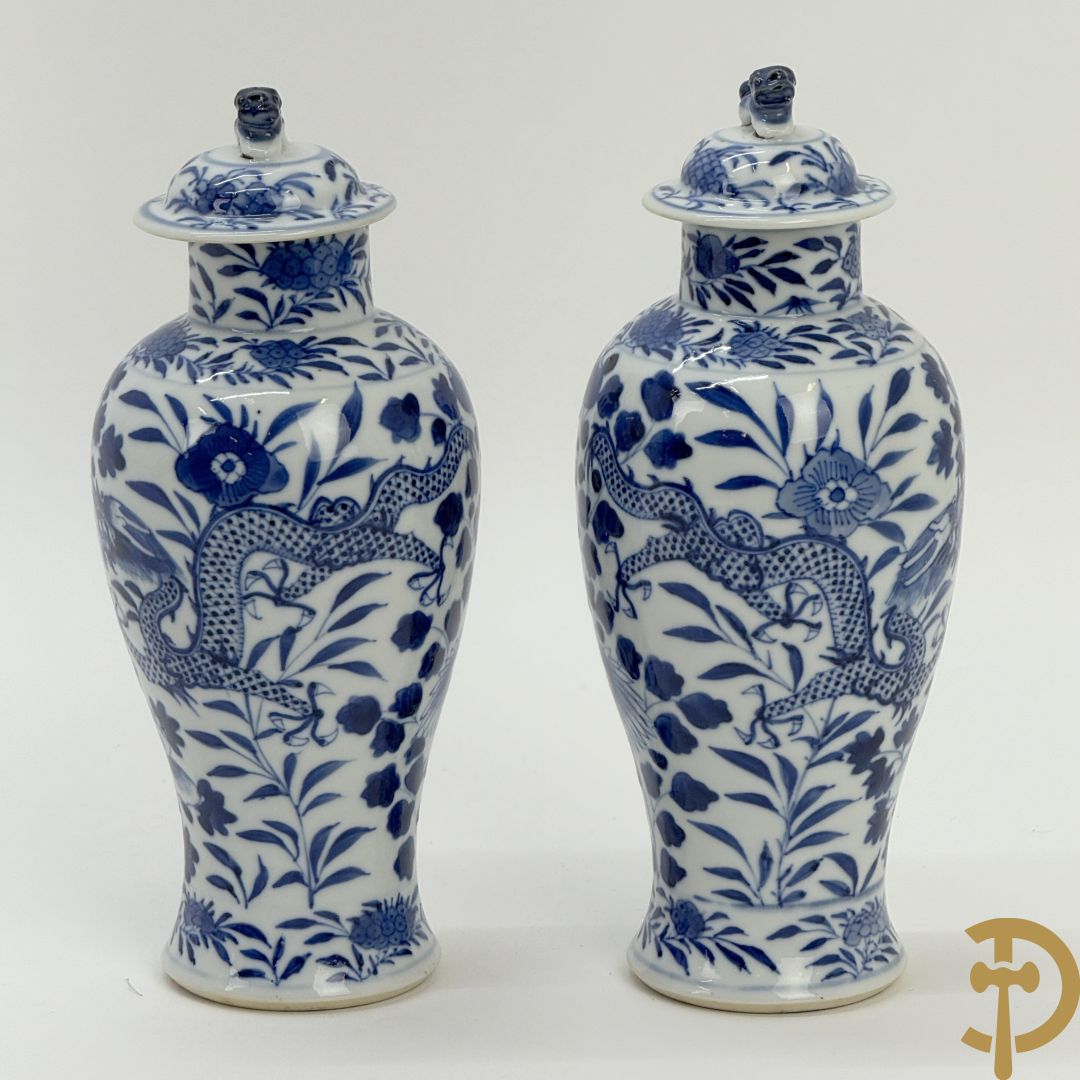 Paar Chinese porseleinen blauw/wit dekselvaasjes met drakendecor, onderaan gemerkt