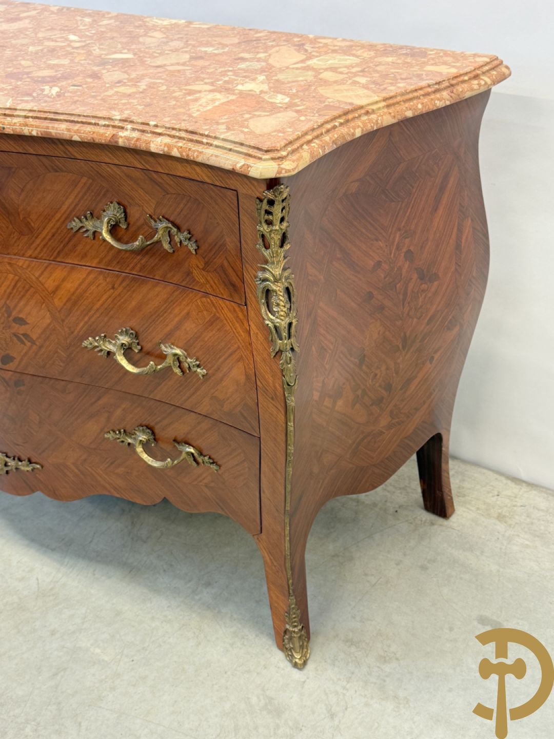 Notelaren gegalbeerde drieladencommode met bloemenmarquetterie en bezet met bronzen ornamenten, bovenaan met marmeren blad