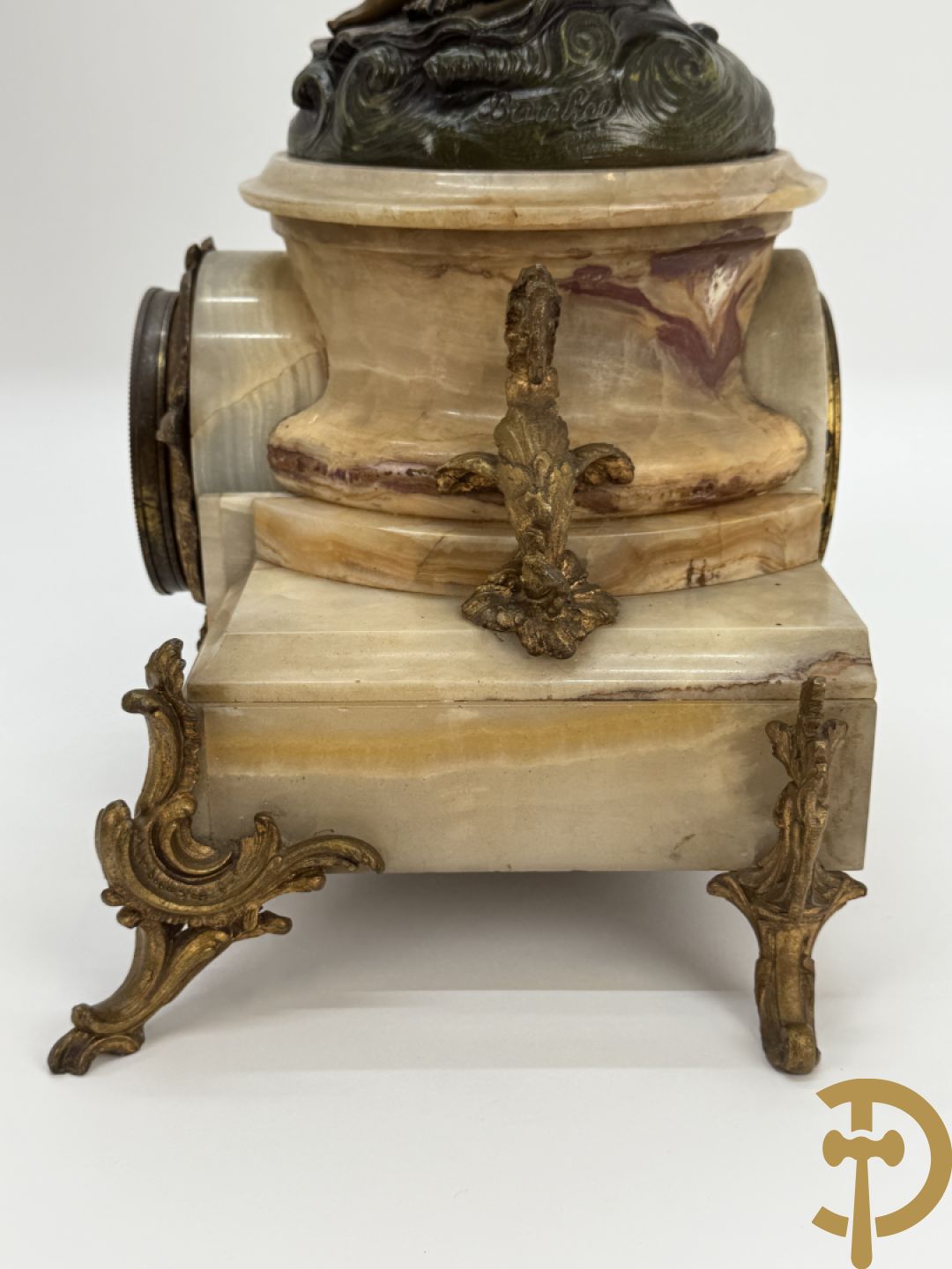 Driedelige zamak garnituur bestaande uit pendule met cupido en dame geflankeerd door paar vijfarmige kandelaars, Bruchon getekend