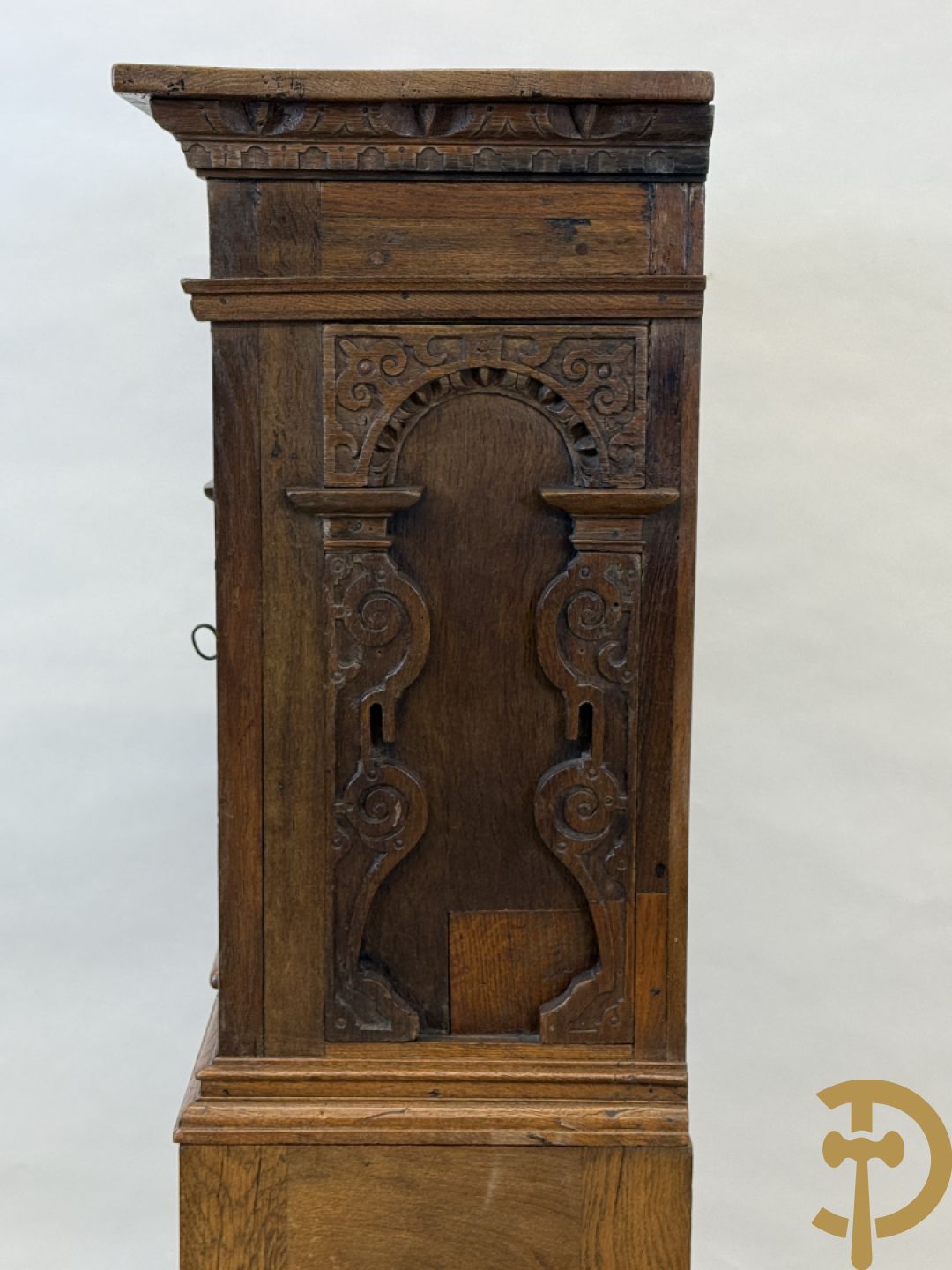 Massief eiken ééndeurskast op onderstel met lade bovenaan, lade onderaan, sculptuur in zijkant en deur