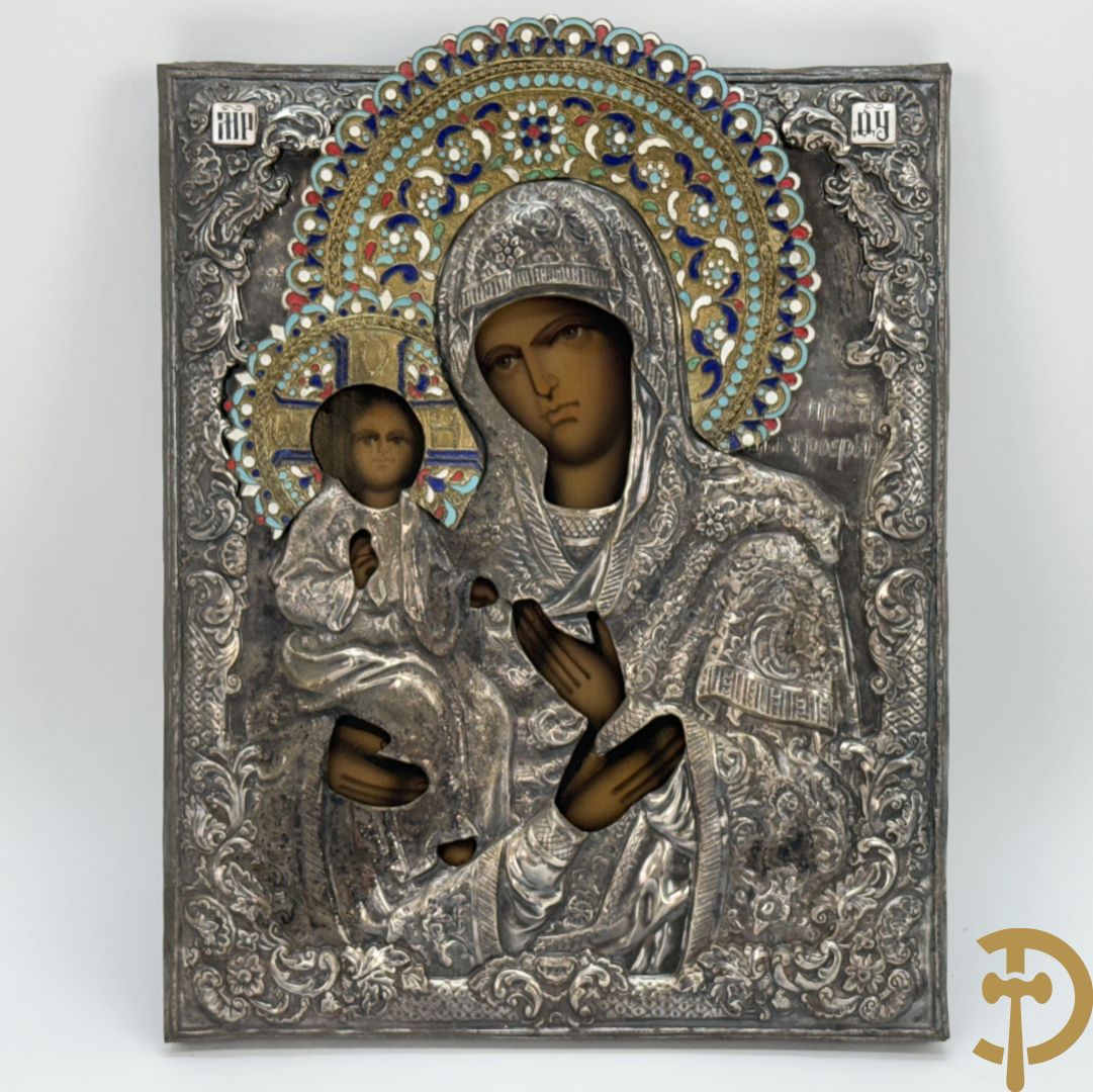 Ikoon met voorstelling van Madonna met kind en verzilverde rizza bezet met email