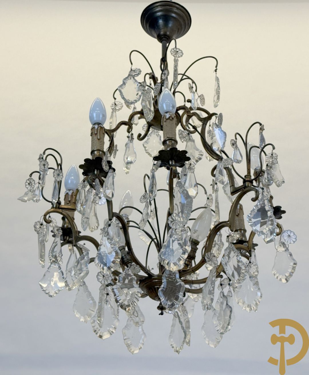 Franse koperen luchter met zes lichtpunten en kristallen bellen