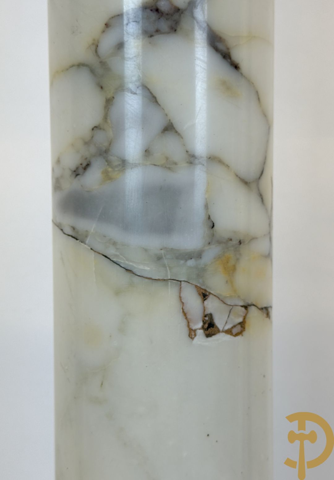 Wit marmeren geaderde kolom met draaiplateau