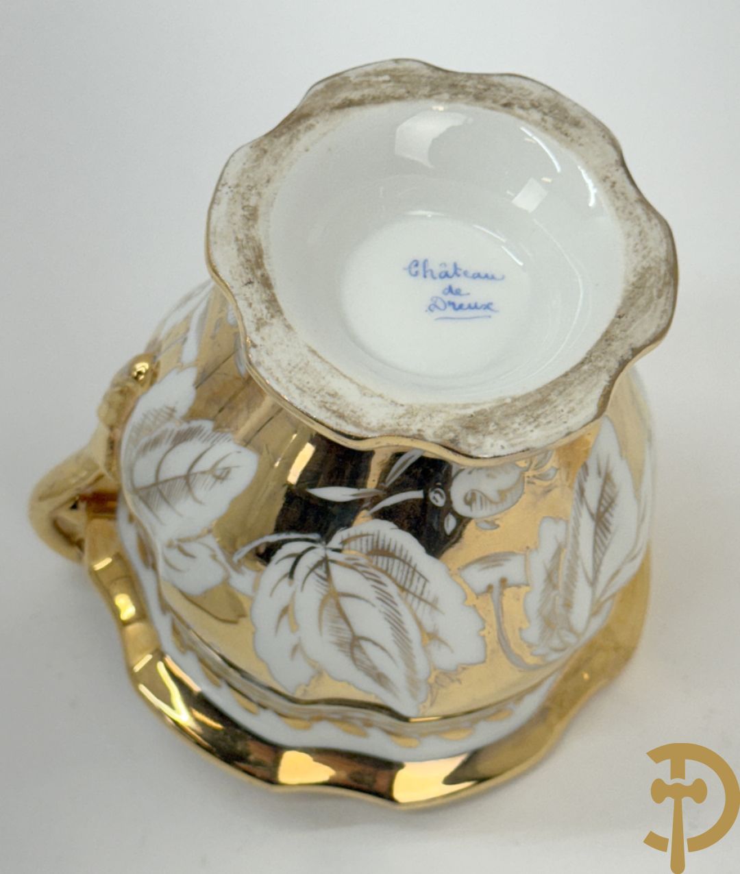 Paar Vieux Bruxelles cornetvazen met religieuse symboliek + grote tas op onderschaal + amfoorvaas