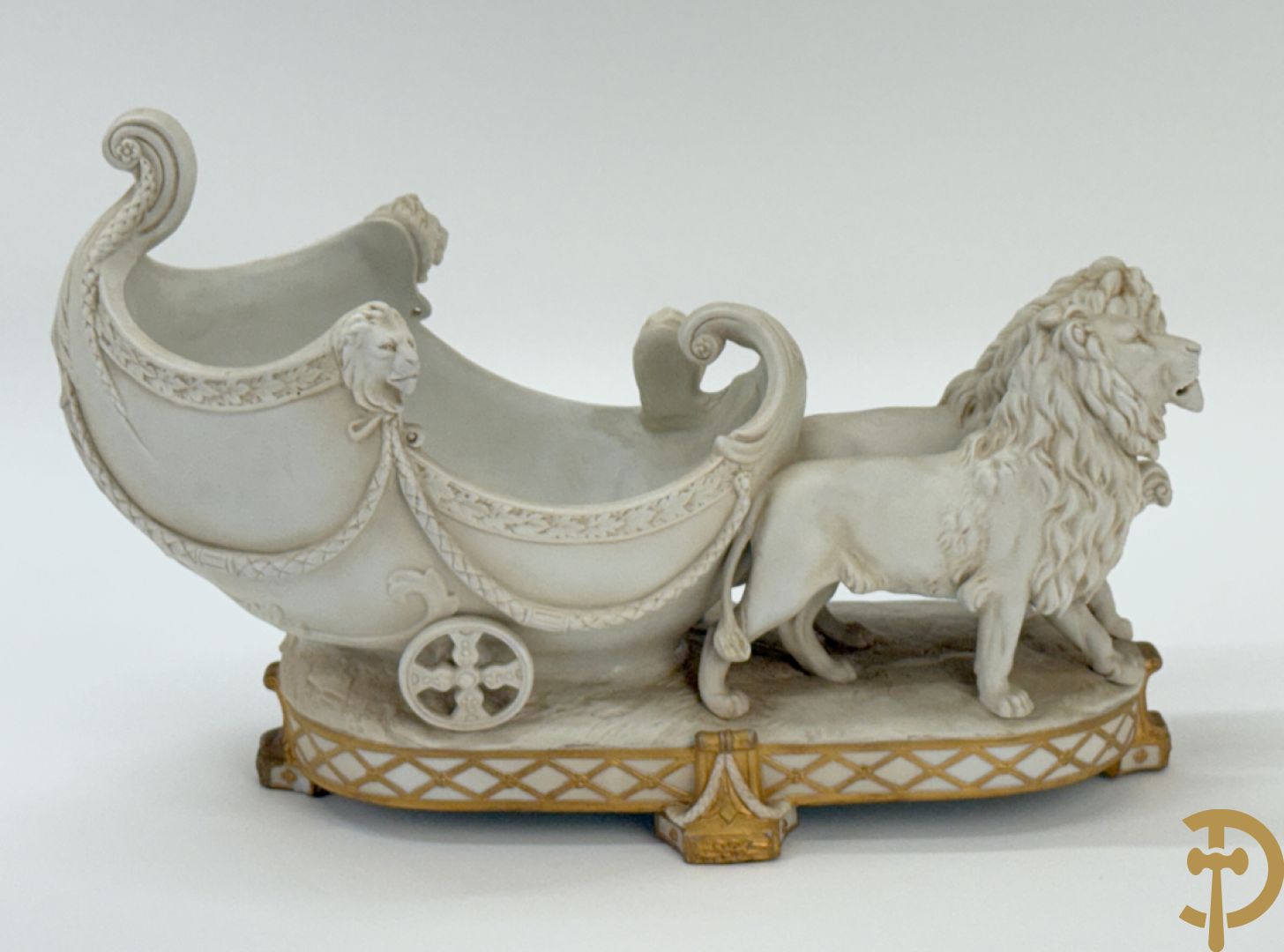 Biscuit beeld met leeuwen trekkende een open koets, getekend onderaan
