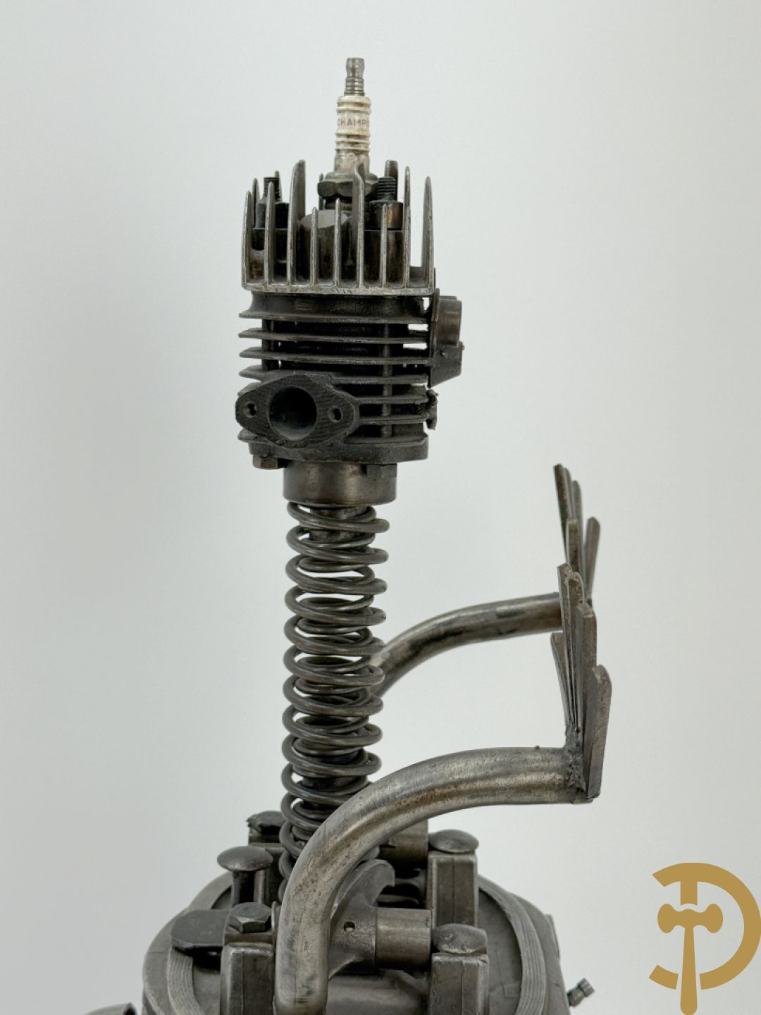 GIELS getekend - Kunstzinnige figuur in ijzerassemblage van motoronderdelen