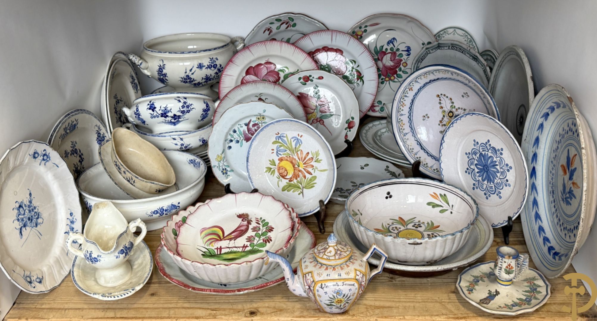 Franse meerkleurige keramieken borden met bloemendecor w.o. Strassbourg + delen van faience servies Grand Boucquet Boch