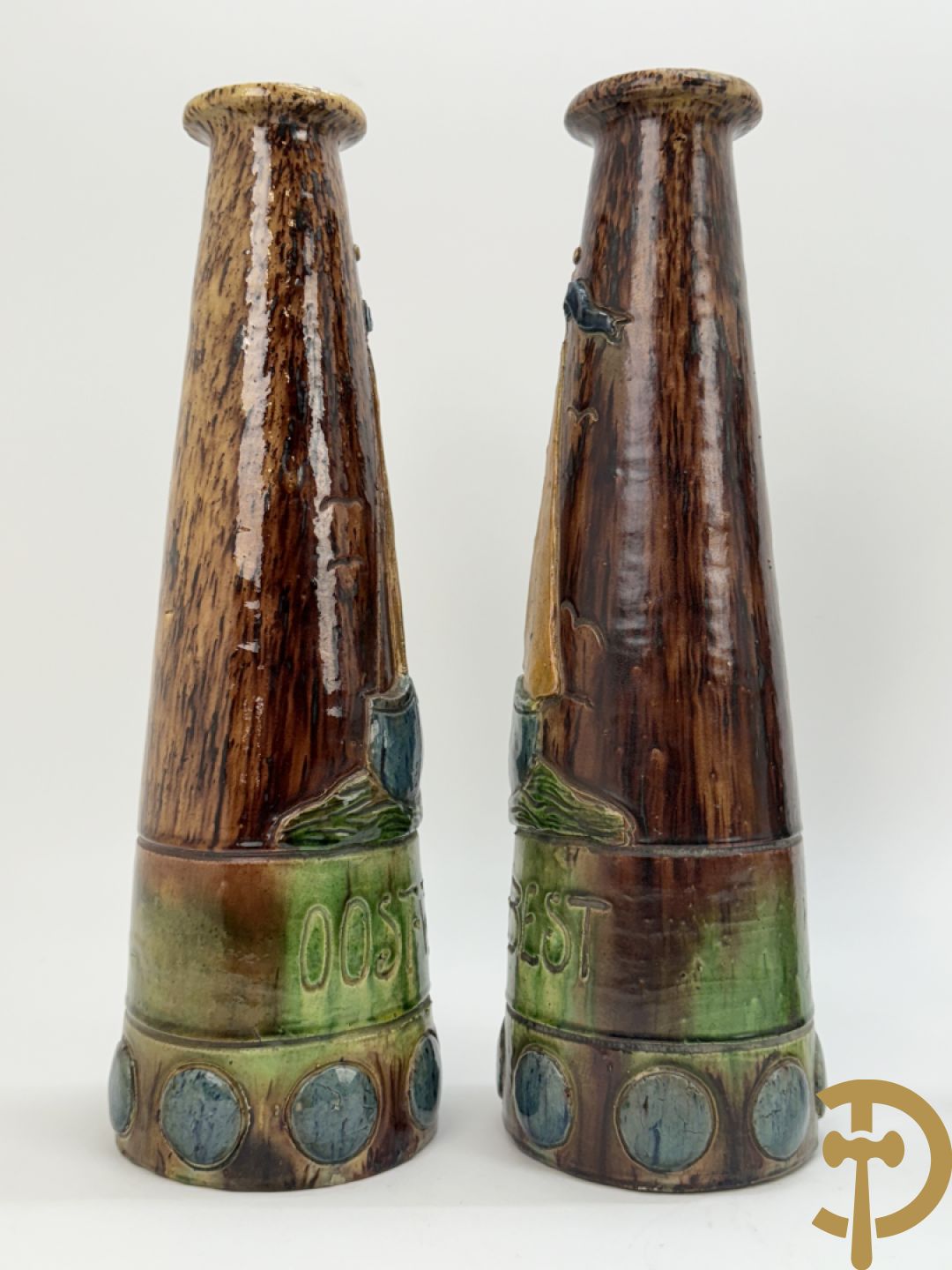 Paar Vlaamse aardewerken vazen met zeilboten 