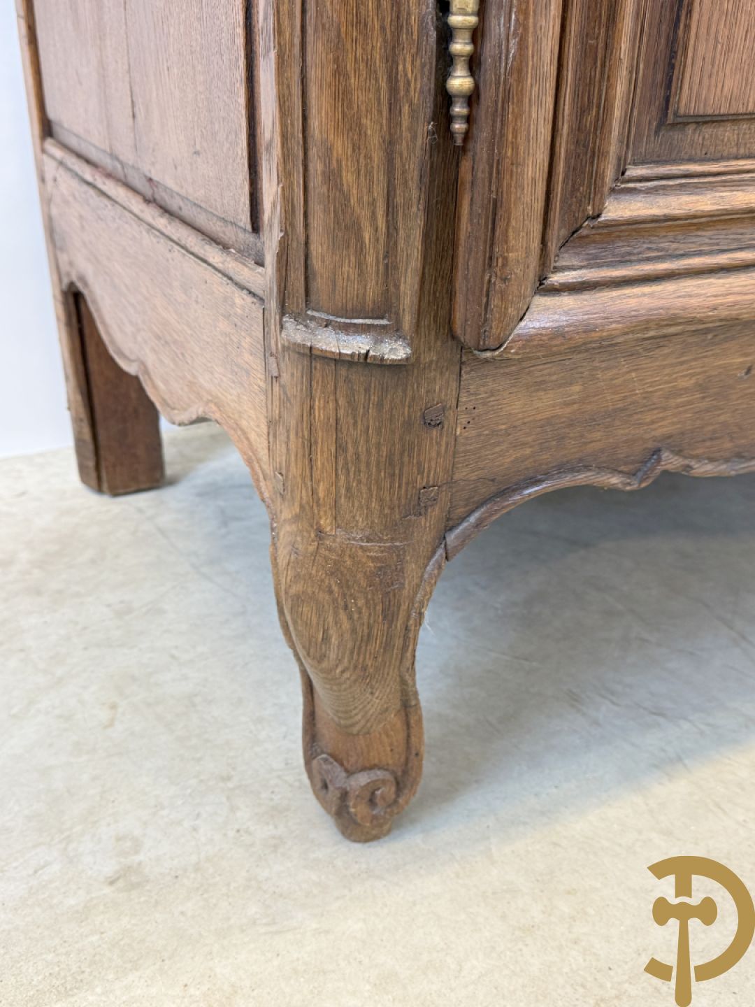 Massief eiken Vlaamse tweedeursdresse met 2 lades, afgestoken panelen en voluutvormige poten, 18e