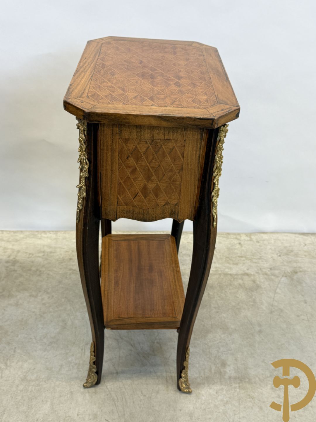 Paar notelaren bijzettafels met 2 lades en étagère, bovenaan met geparketteerd blad